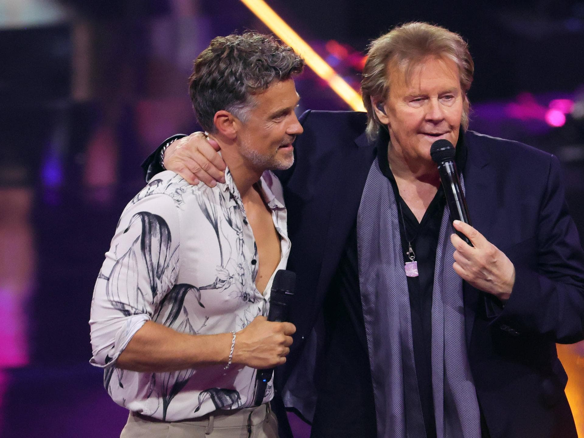 Howard Carpendale umarmt auf der Bühne Sohn Wayne Carpendale