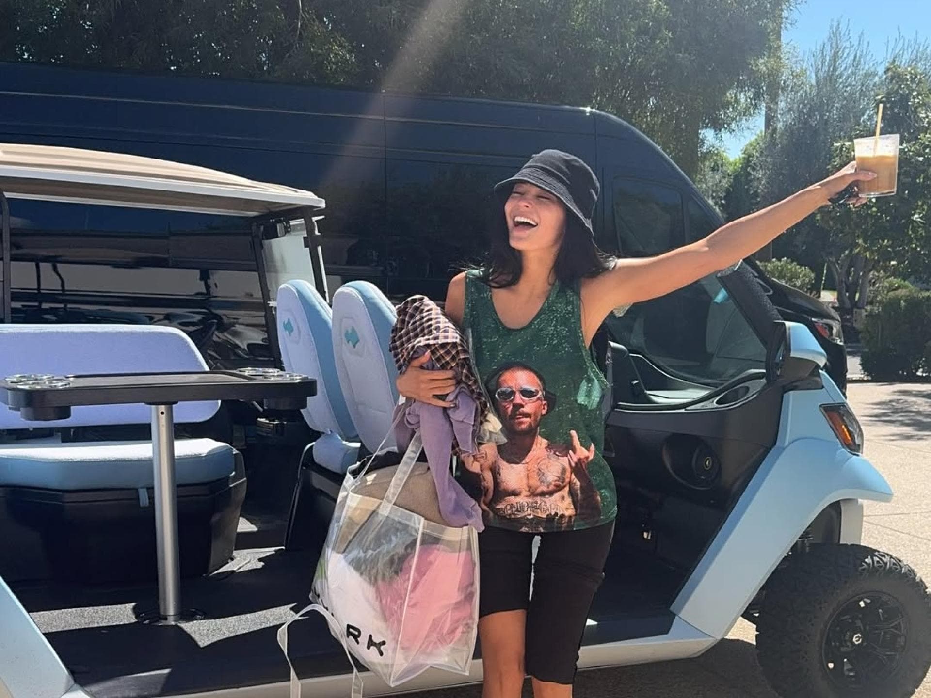 Kylie Jenner posiert vor einem Auto bei Coachella-Ankuft