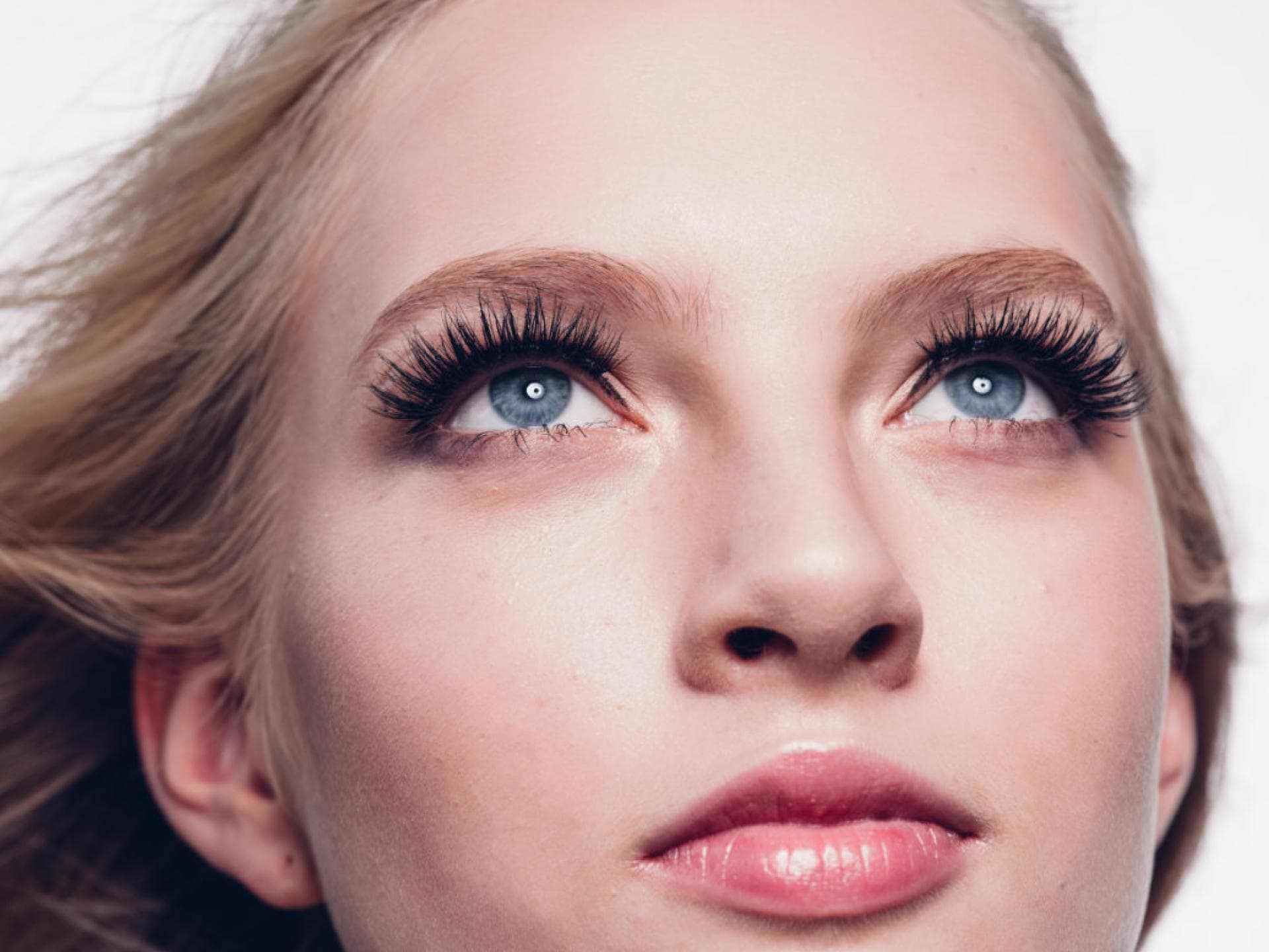 Blondine mit sehr langen und dichten Wimpern