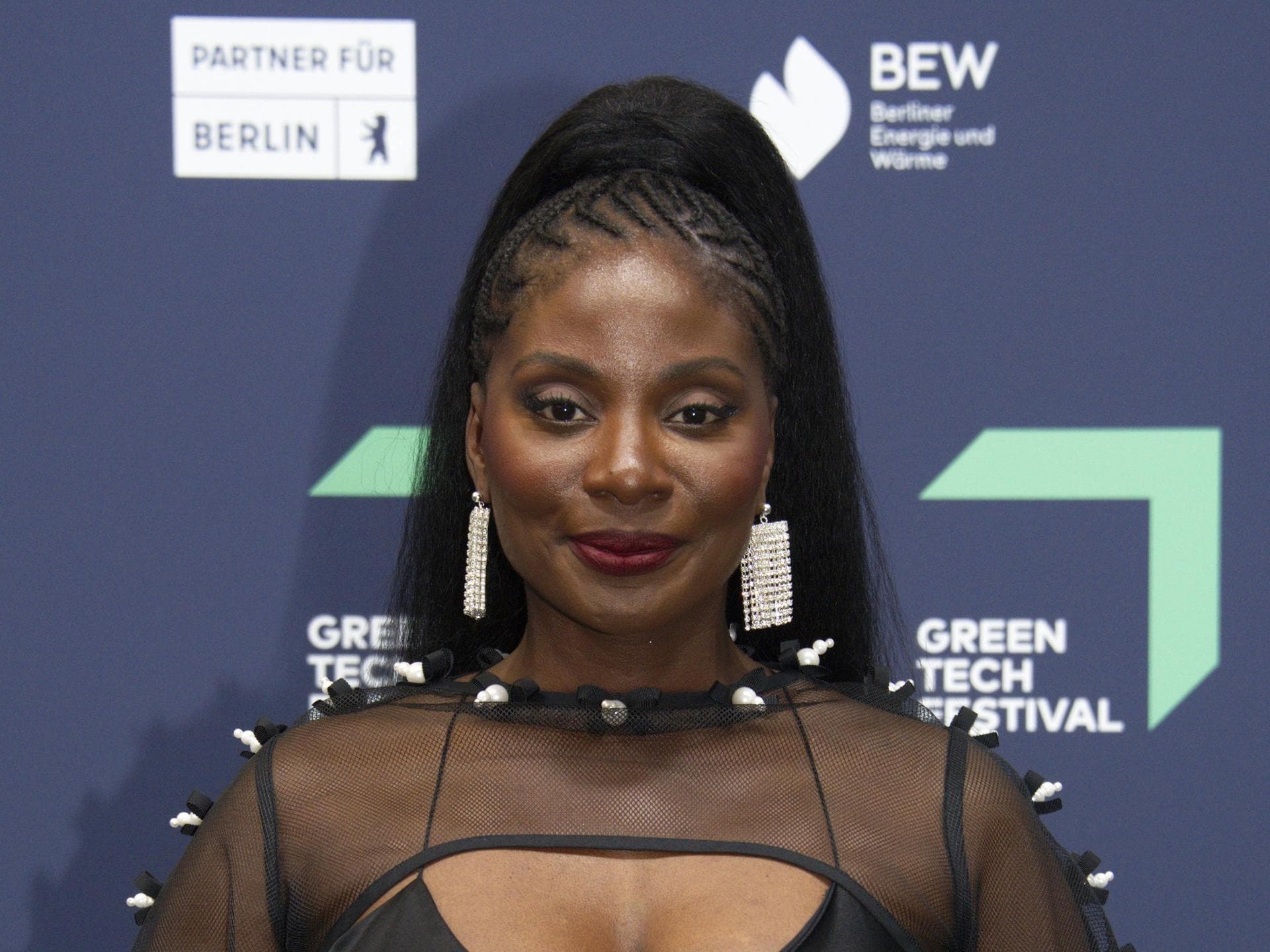 Nikeata Thompson steht vor einer dunklen Wand