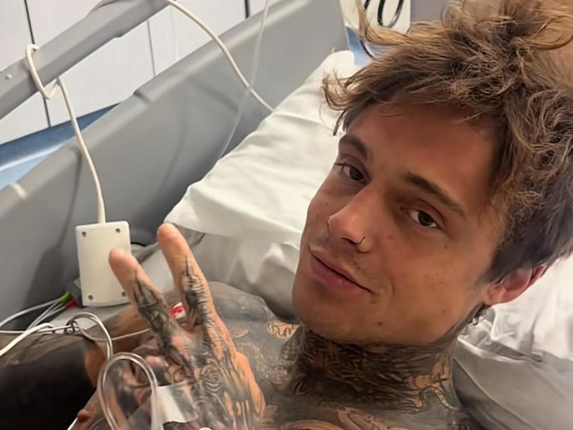 Samuel Dohmen im Krankenhaus an Schläuchen