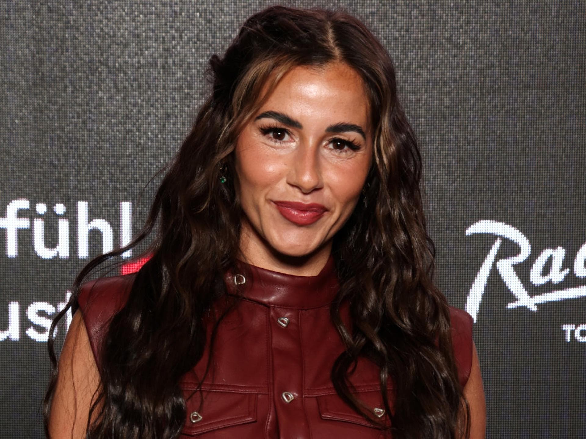 Sarah Engels vor dunkler Wand