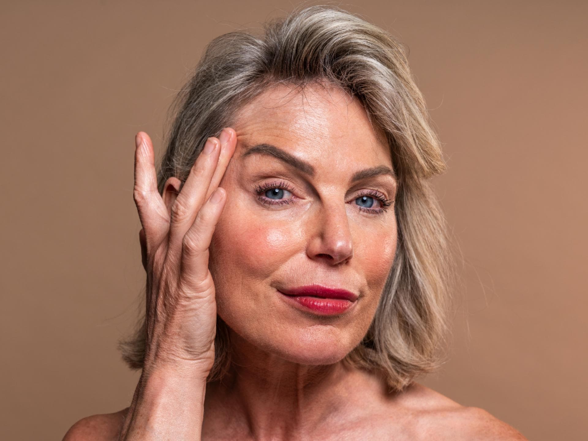 ältere Frau mit vollen Augenbrauen