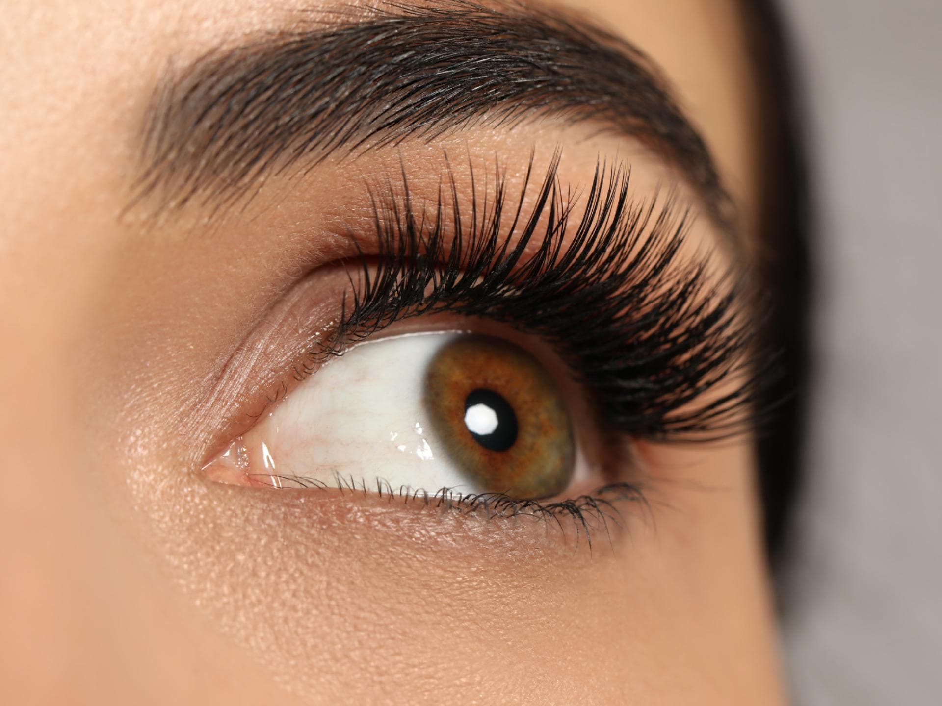 Frau mit sehr langen Wimpern