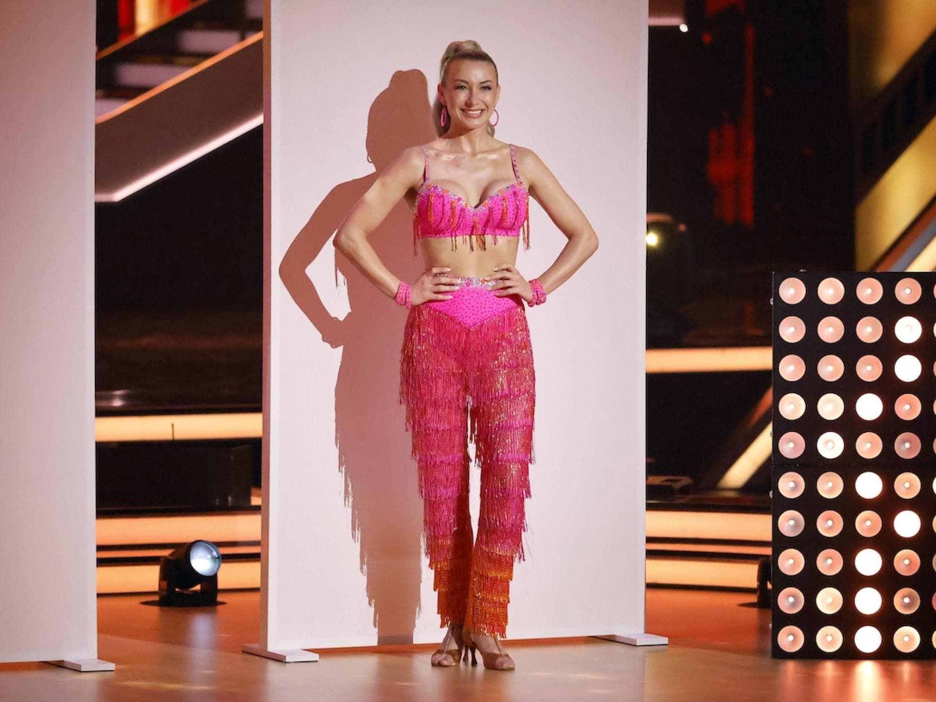Anna-Carina vor weißer Wand bei Lets Dance