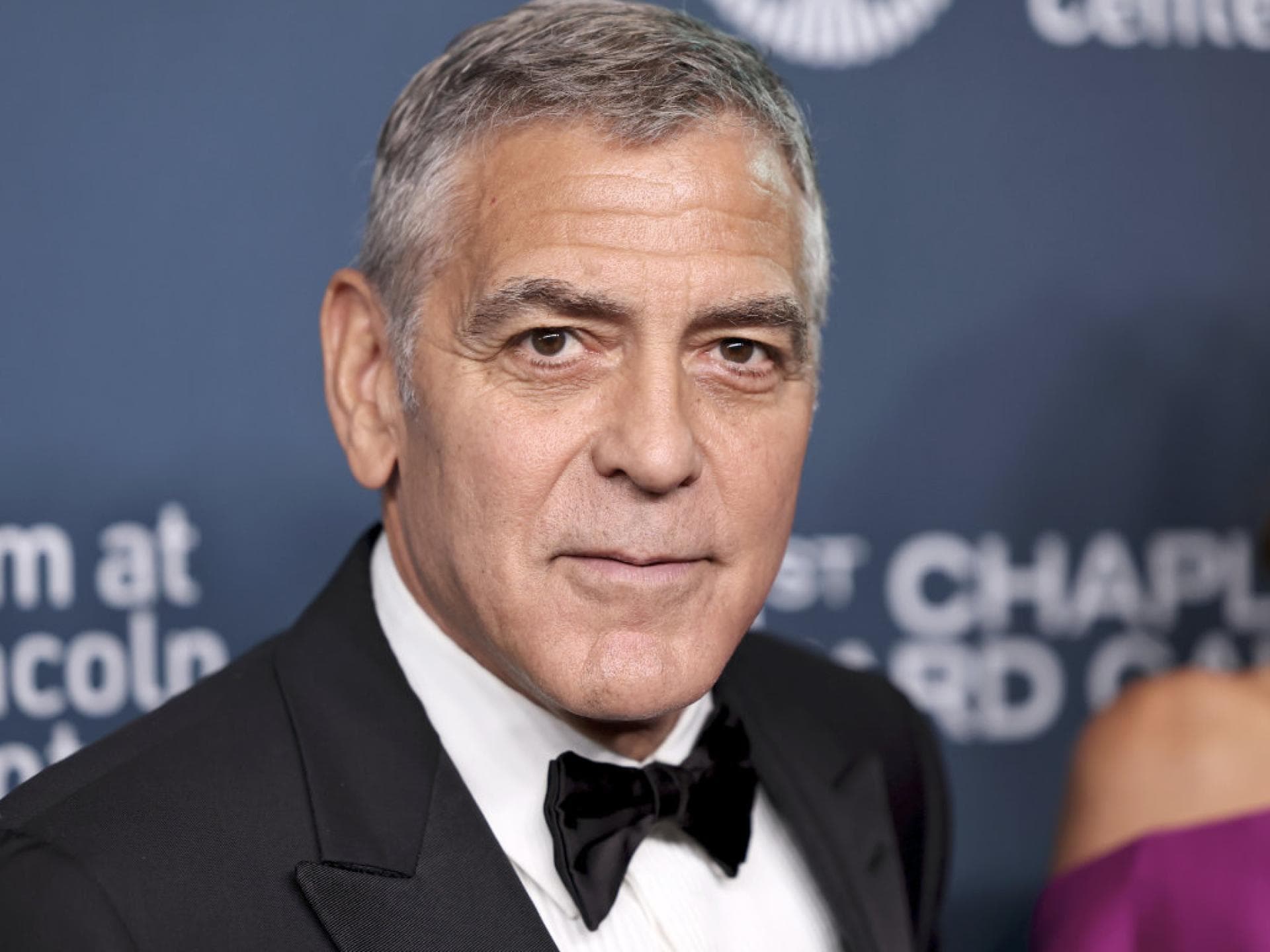 George Clooney lächelt