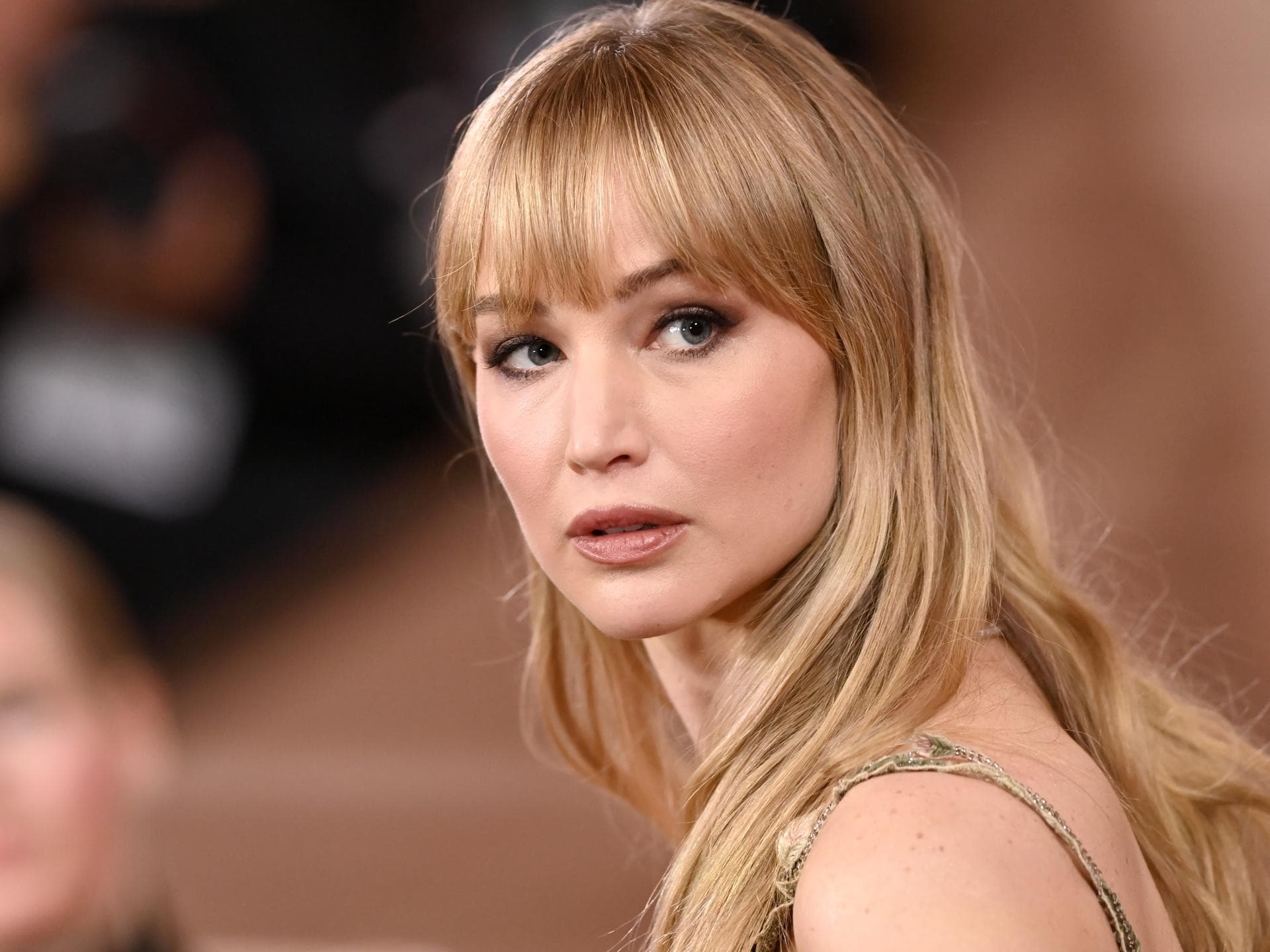 Jennifer Lawrence schaut unsicher über ihre Schulter