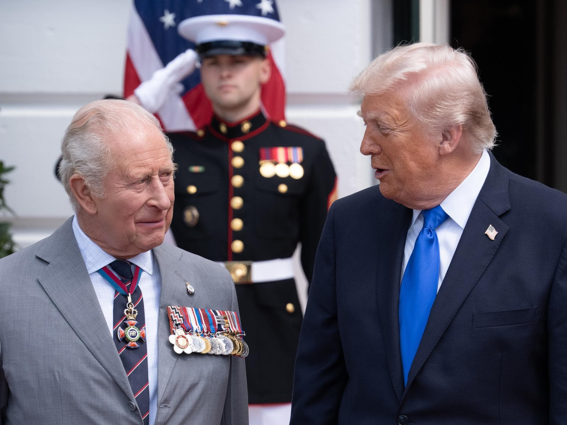 König Charles III. schaut US-Präsident Donald Trump skeptisch an