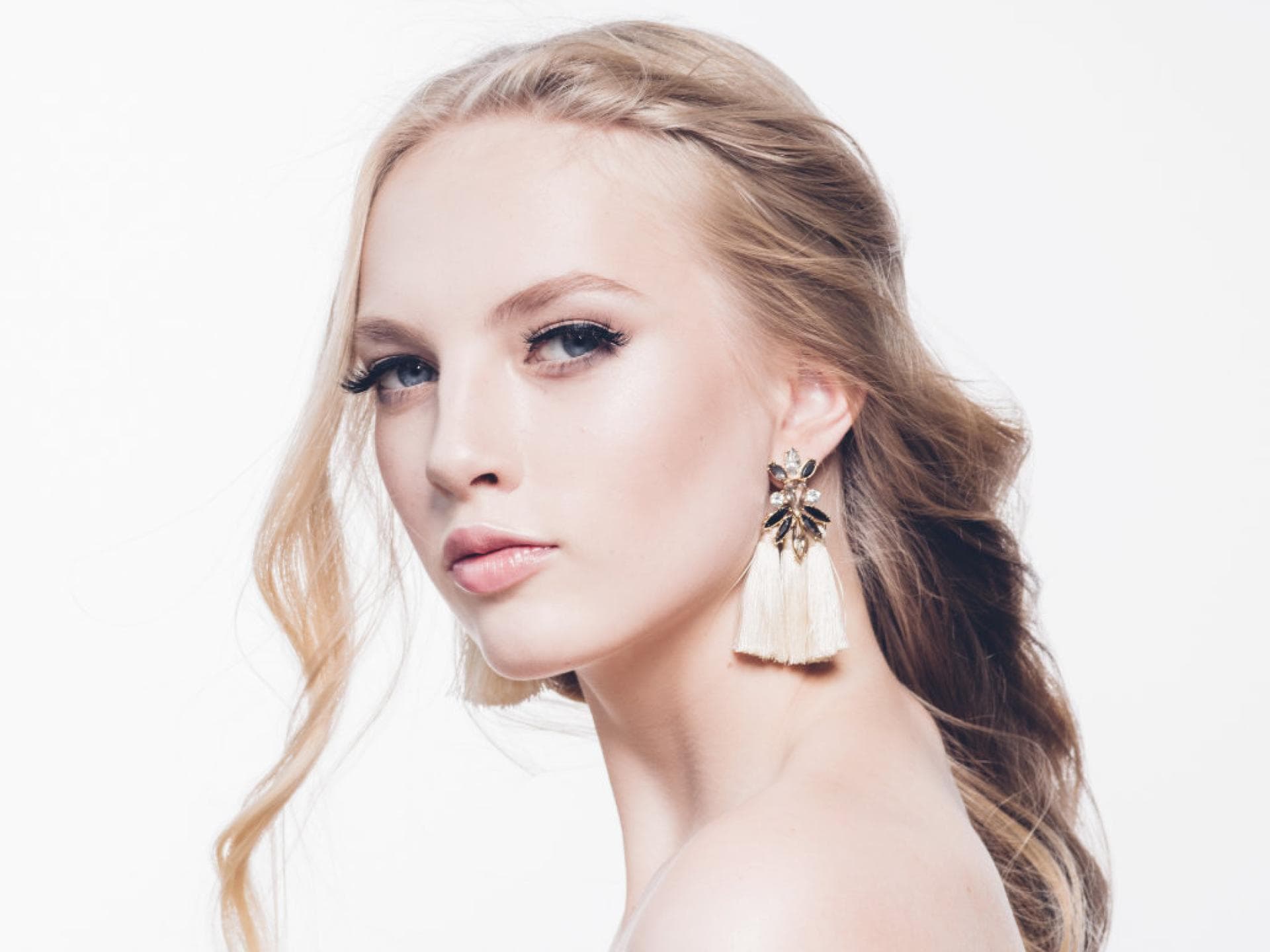 Blondine mit schönen Wimpern