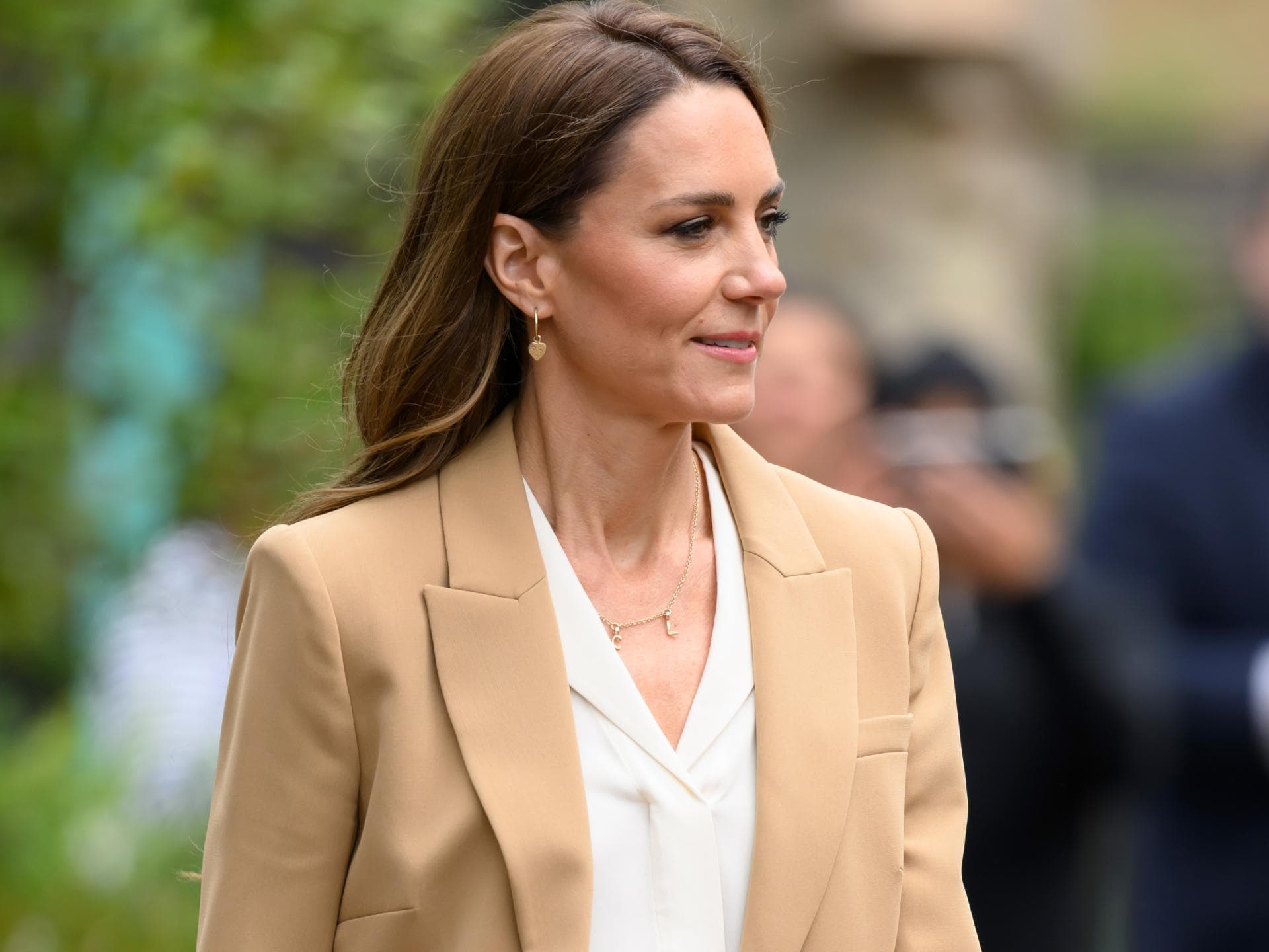 Prinzessin Kate in einem hellen Hosenanzug von der Seite mit einem leichten Lächeln
