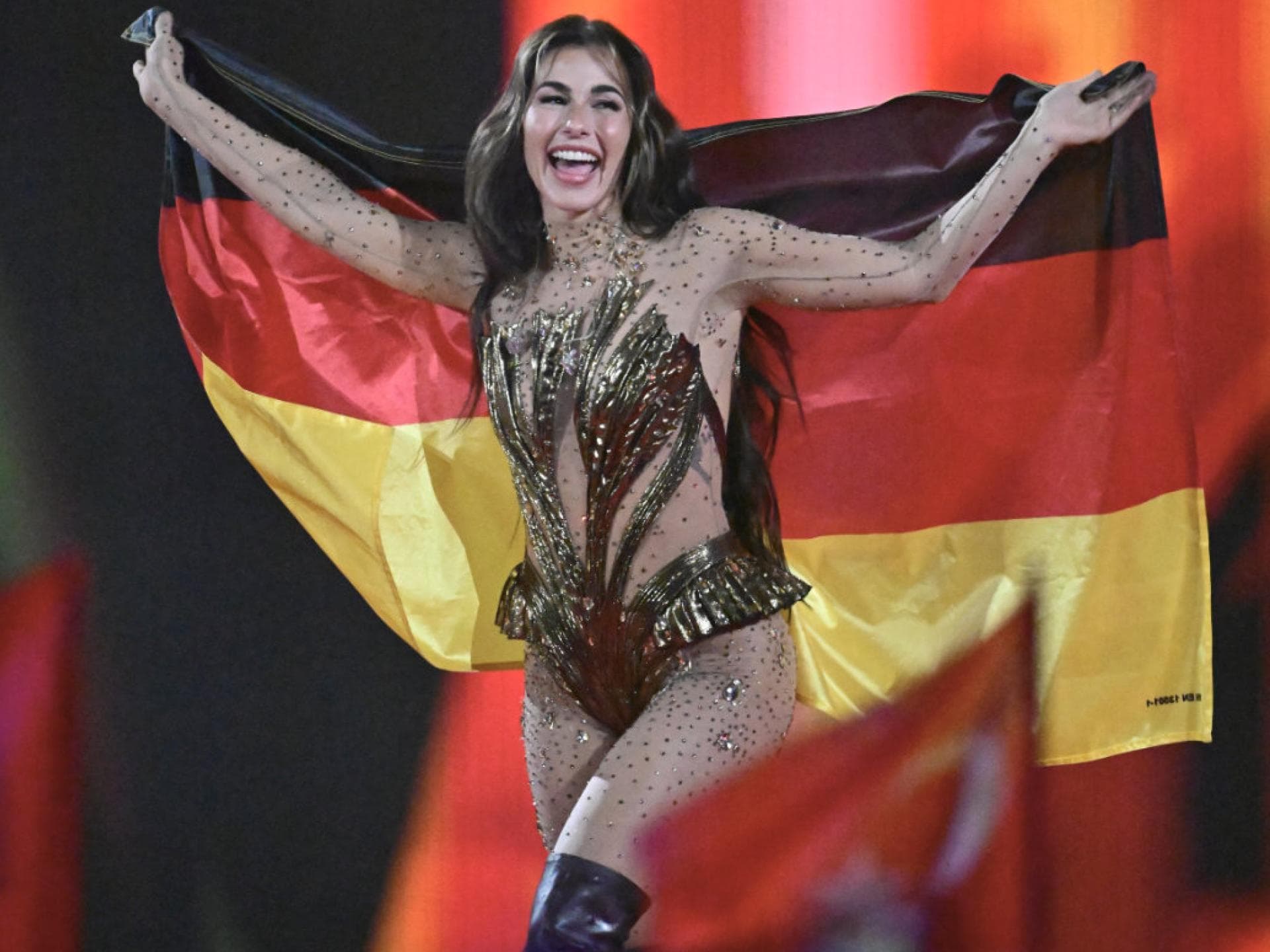 Sarah Engels mit Deutschland Flagge