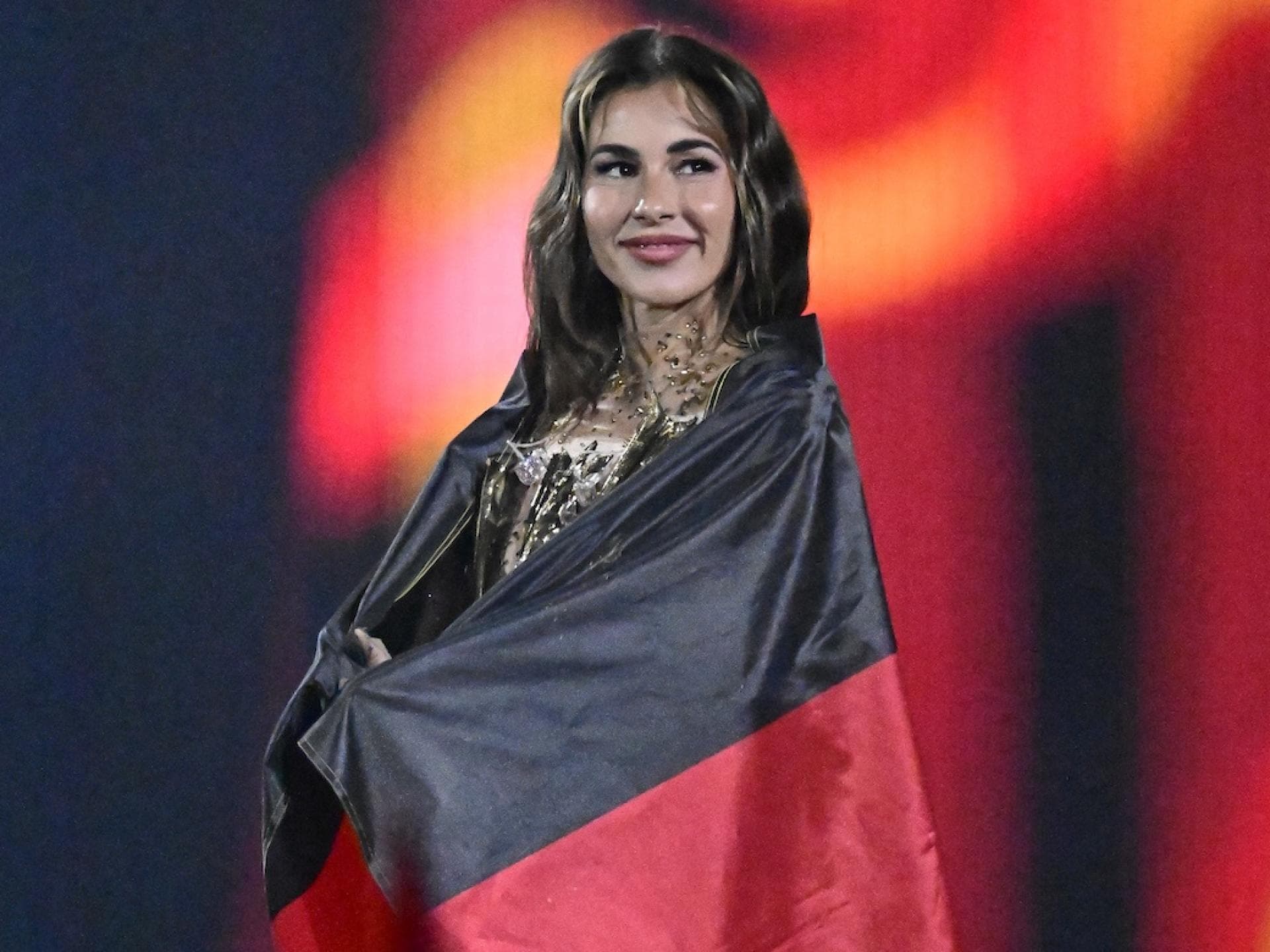 Sarah Engels mit Deutschlandflagge bei ESC