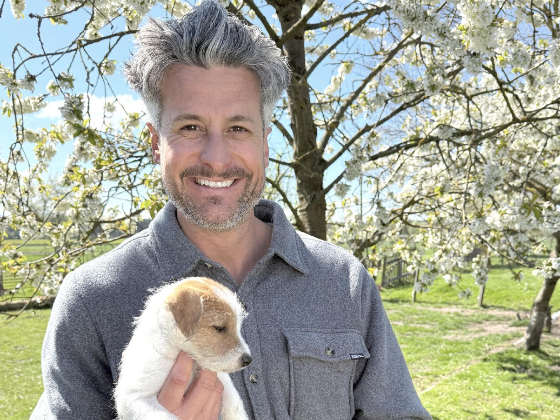 Tobias Pankow mit Hundewelpen