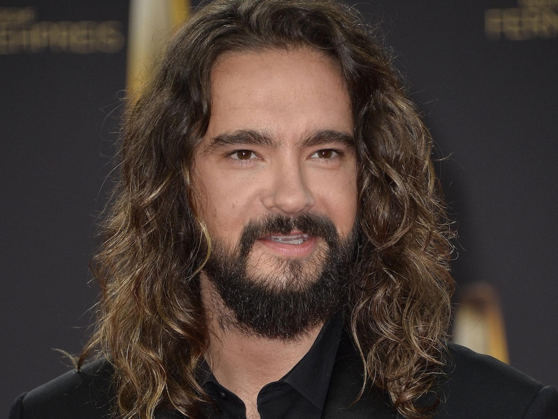 Tom Kaulitz lächelt