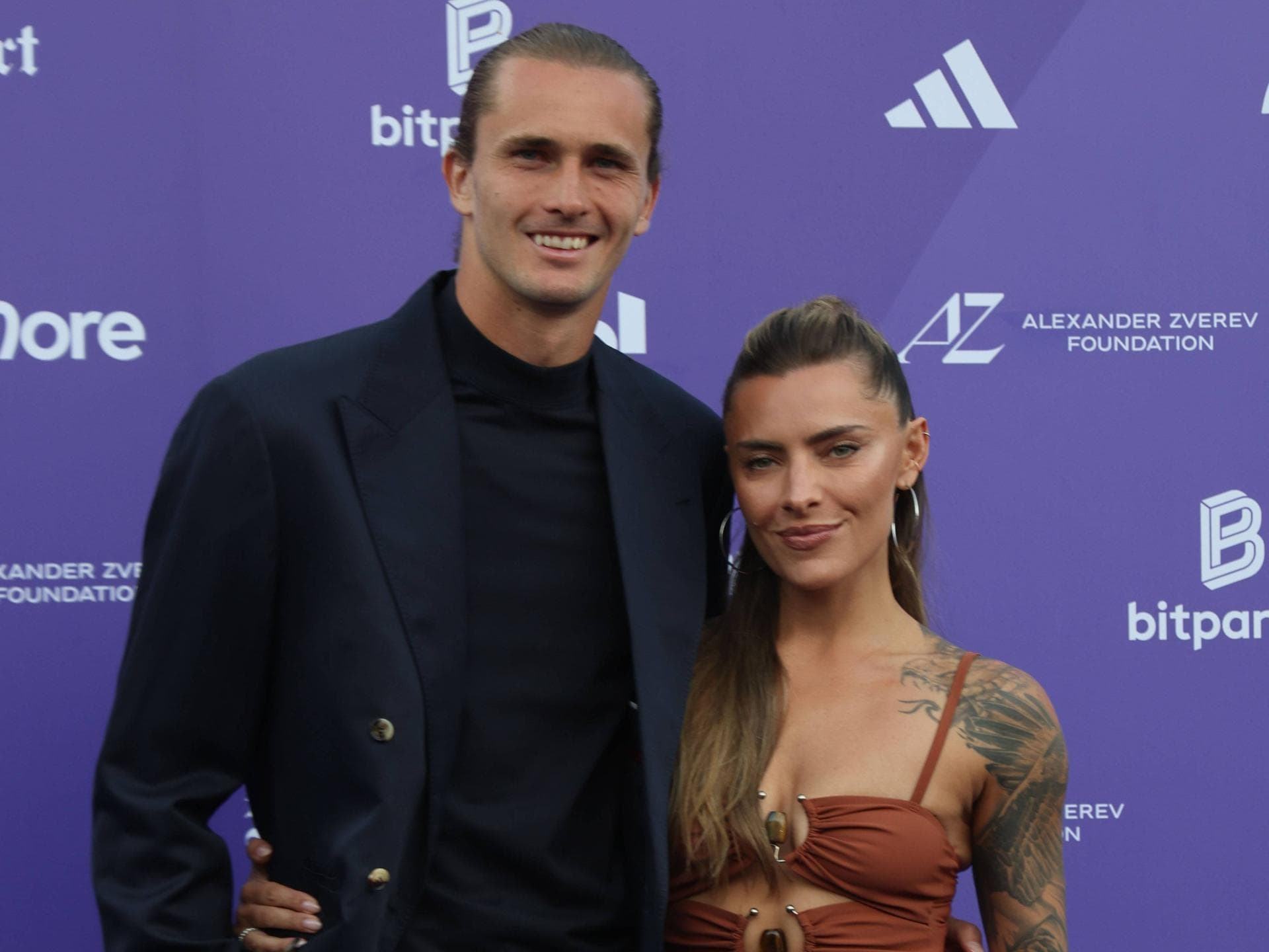 Alexander Zverev und Sophia Thomalla Arm in Arm im Juni 2026