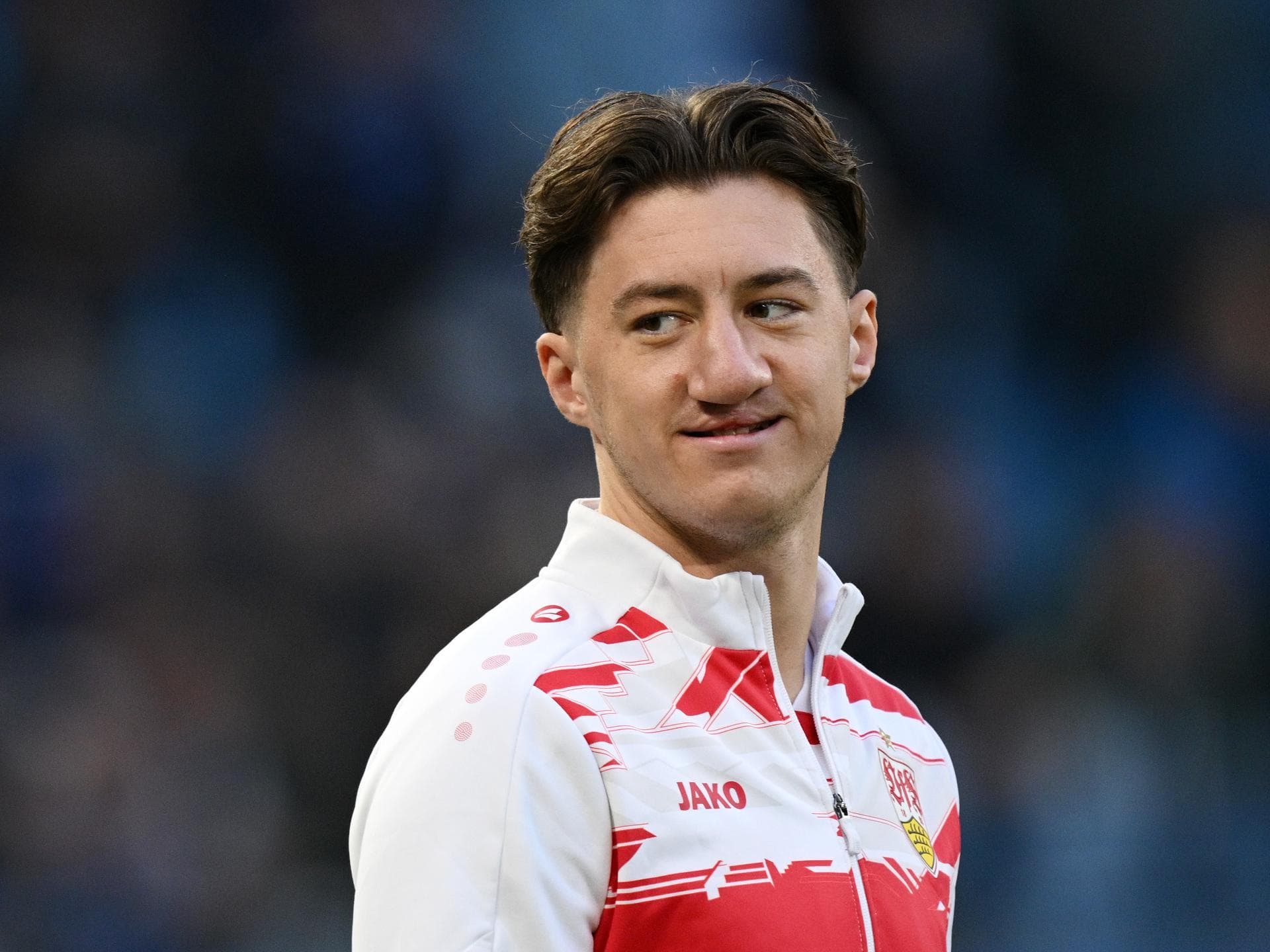 Angelo Stiller guckt lächelnd zur Seite