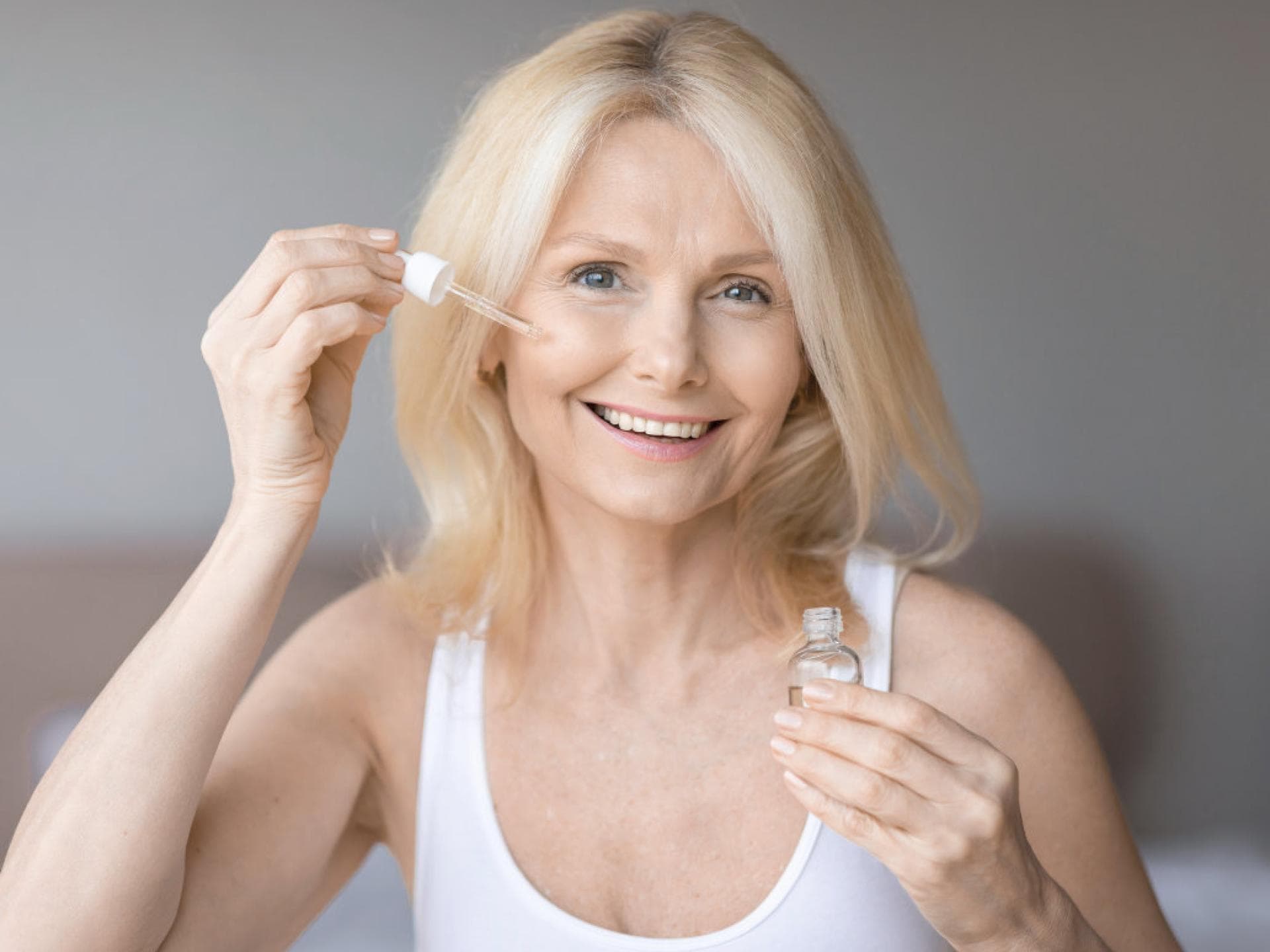 Frau trägt Serum auf