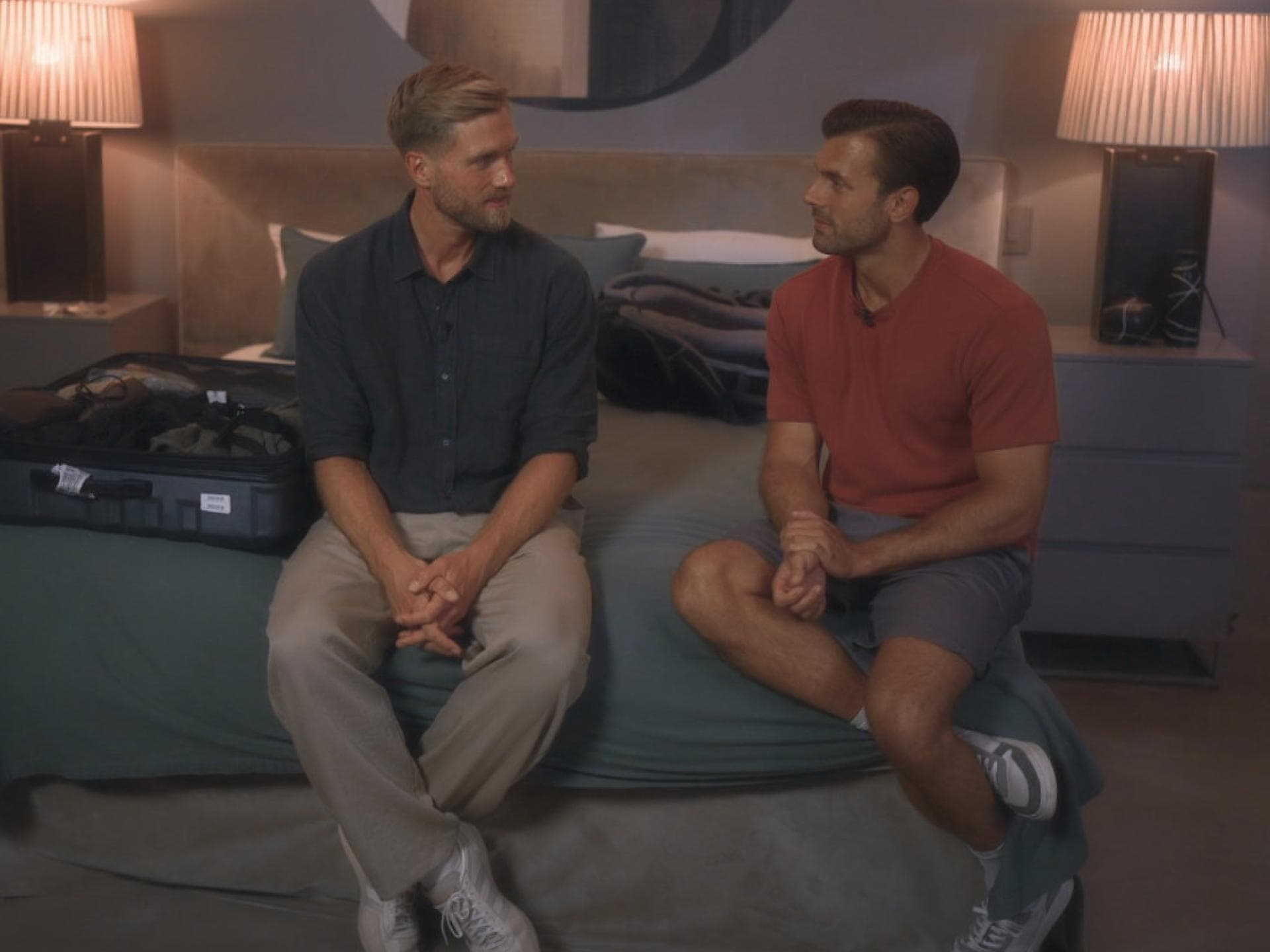 Sebastian Paul und Tim Reitz reden auf Bett