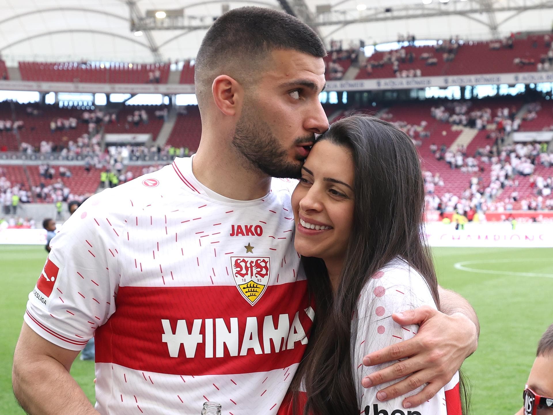 Deniz Undav gibt Tanja Kuss auf Stirn