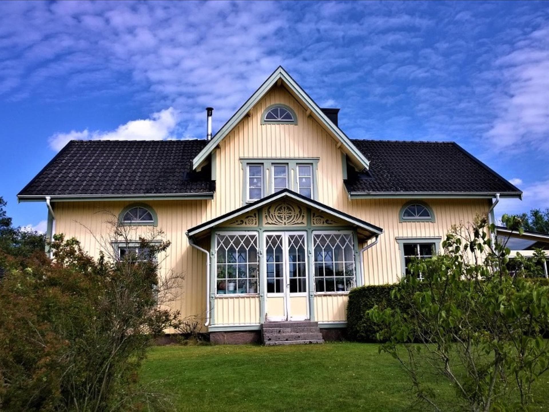 Ein helles Haus mit Garten