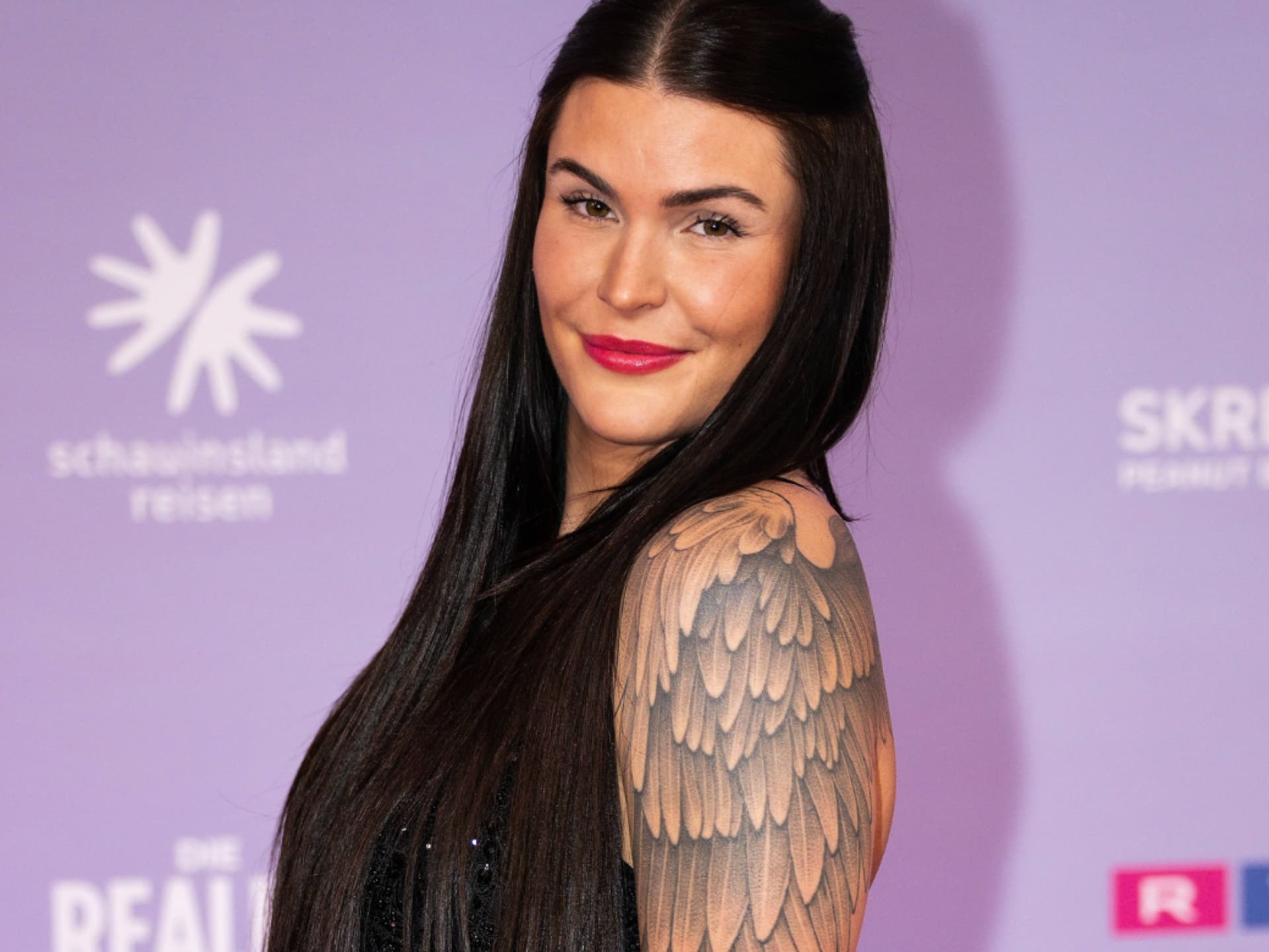 Gloria Schwesinger lächelt auf einem Event auf dem Red Carpet