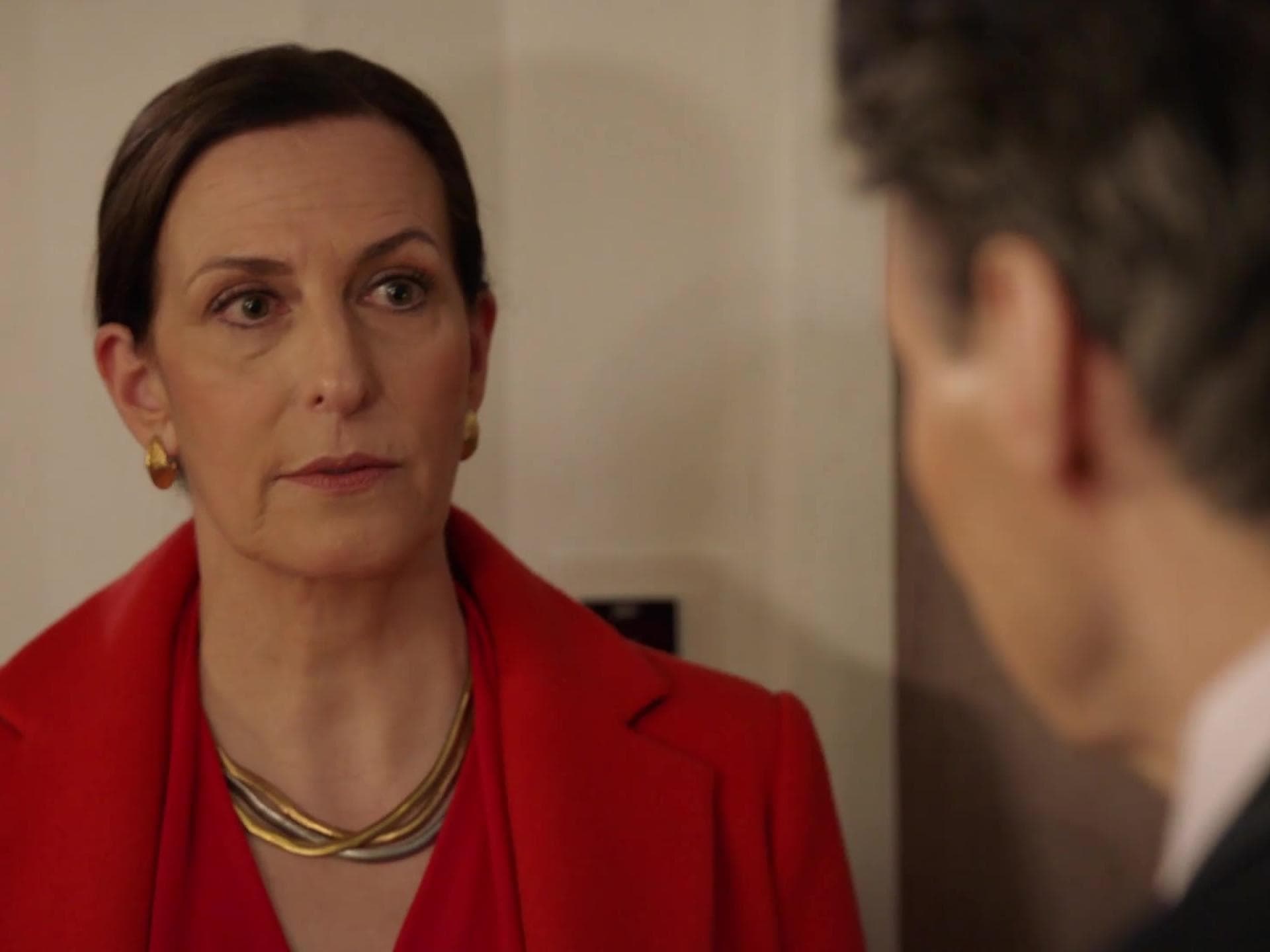 Katrin guckt Gerner bei GZSZ ernst an