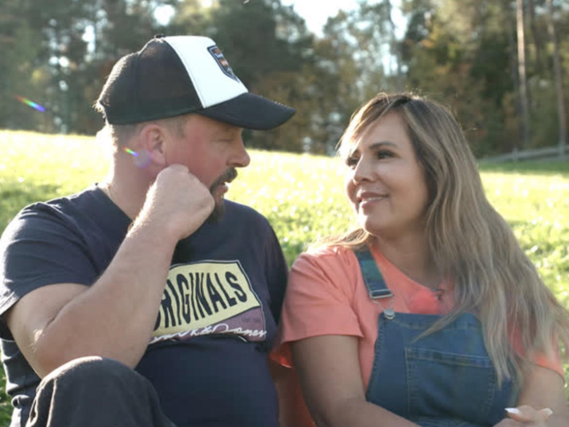 Andreas und Jasmin schauen sich an