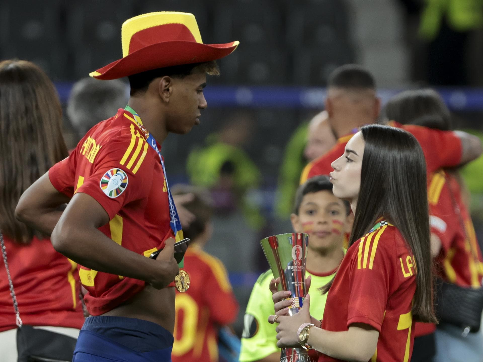 Lamine Yamal und Alex nach EM-Sieg 2024