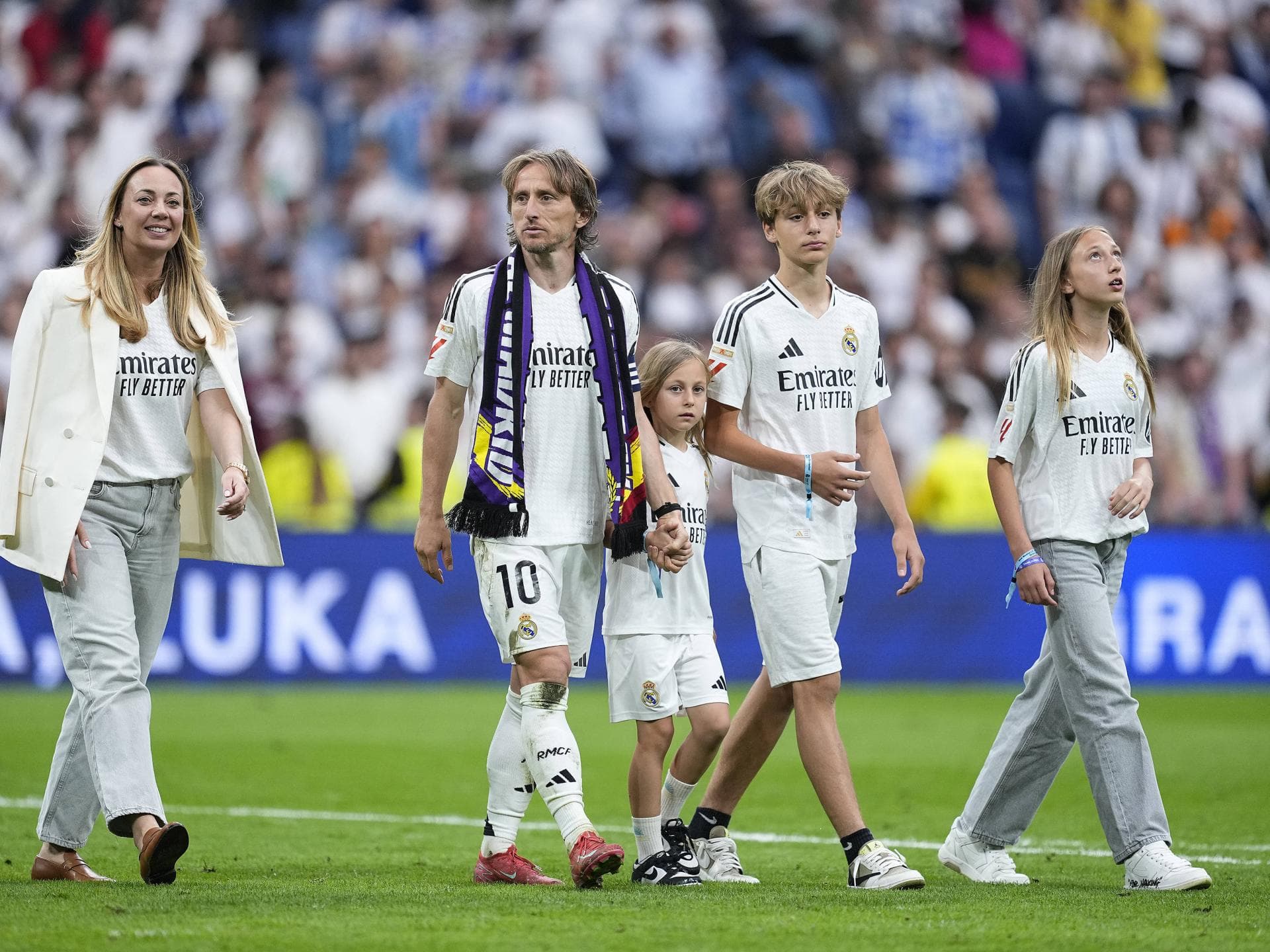 Luka Modrić mit seiner Frau und den drei Kindern nach einem Spiel