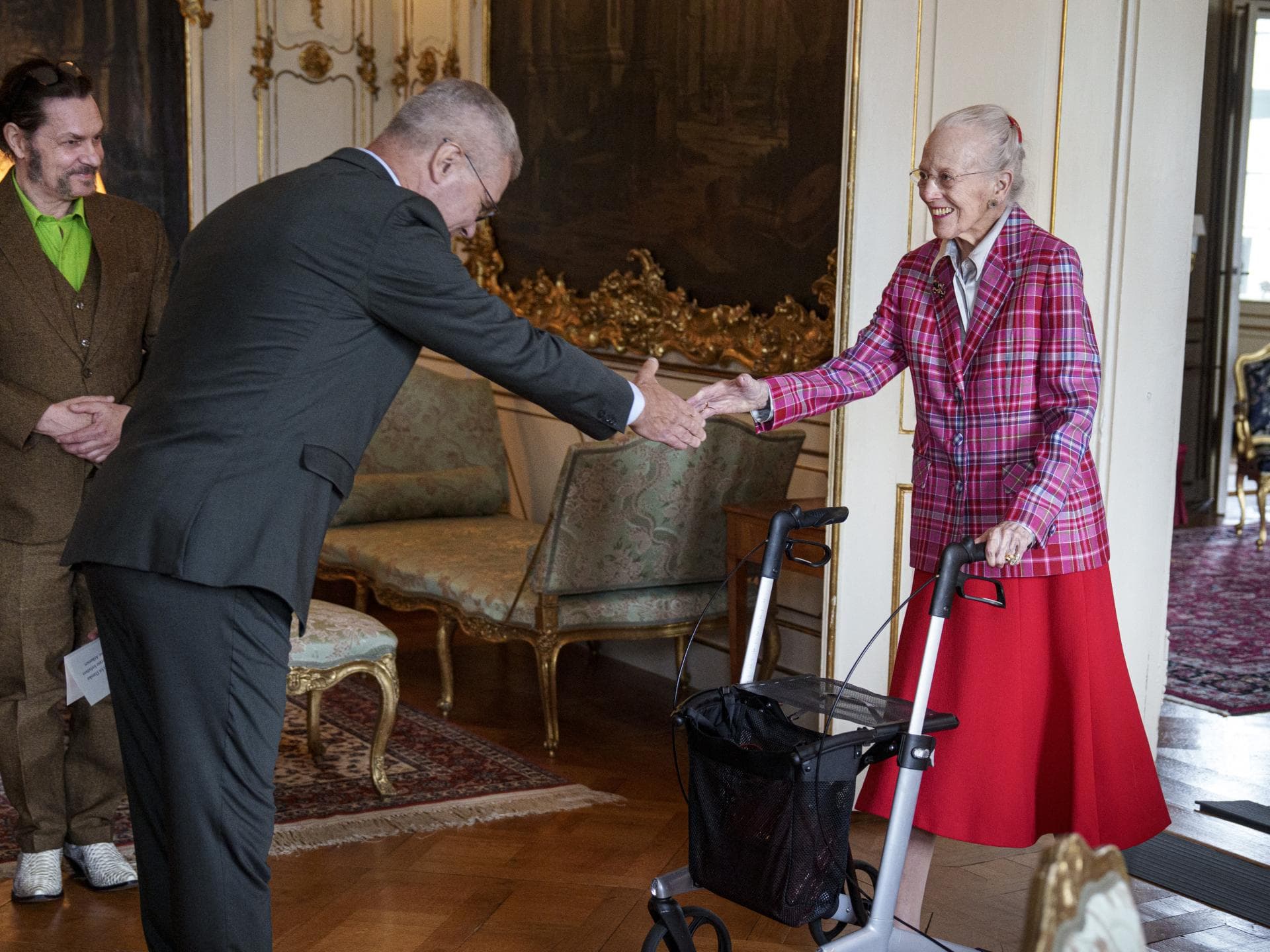 Königin Margrethe mit Rollator bei einem Termin