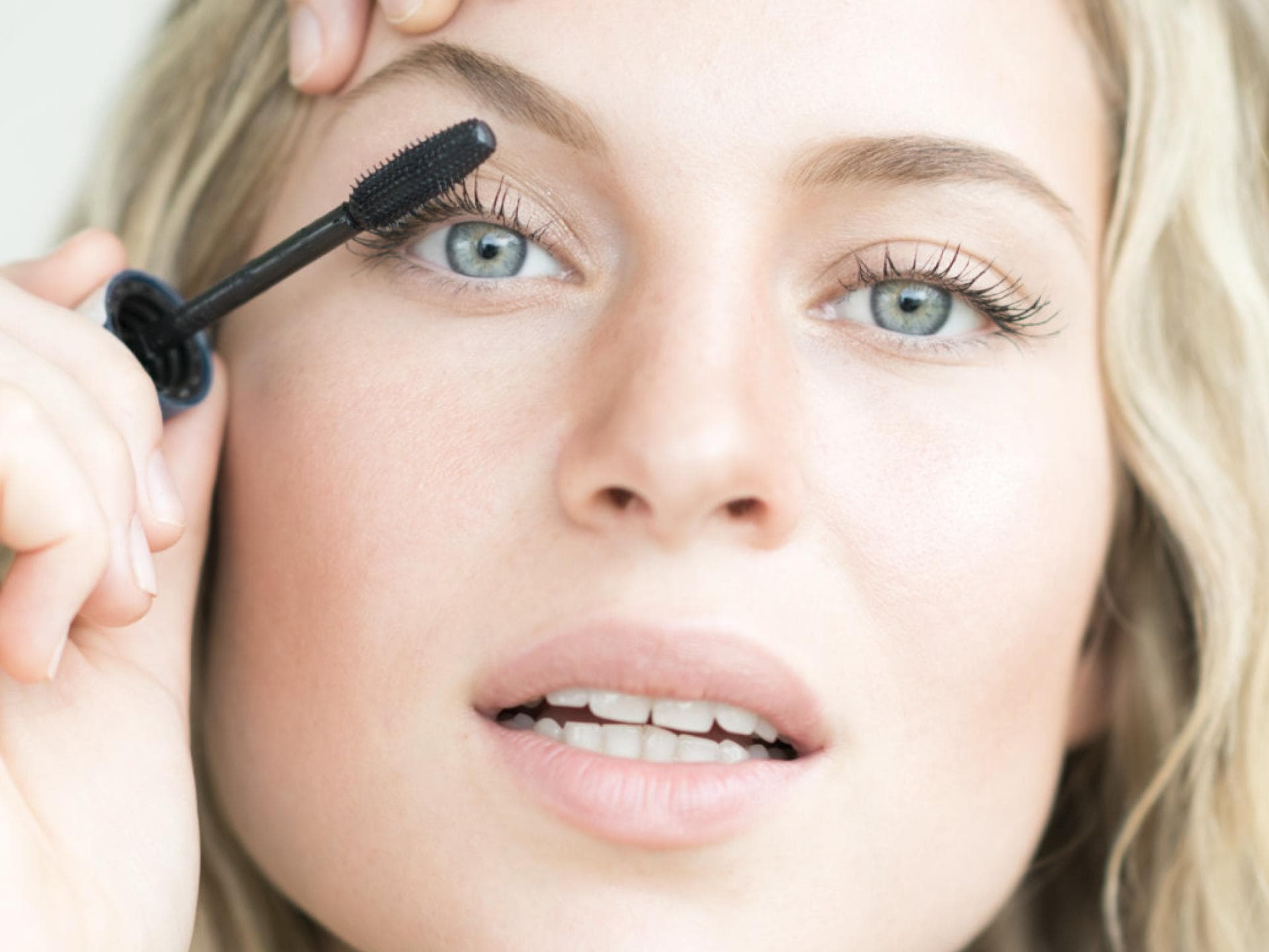 Frau trägt mascara auf