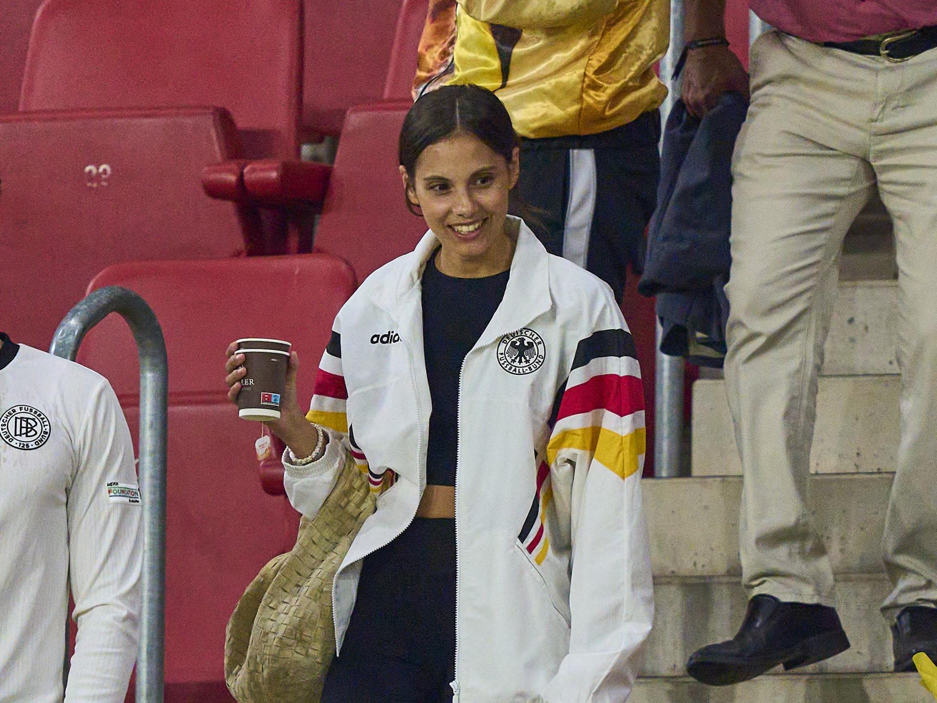 Mathea Fischer mit DFB-Trainingsjacke