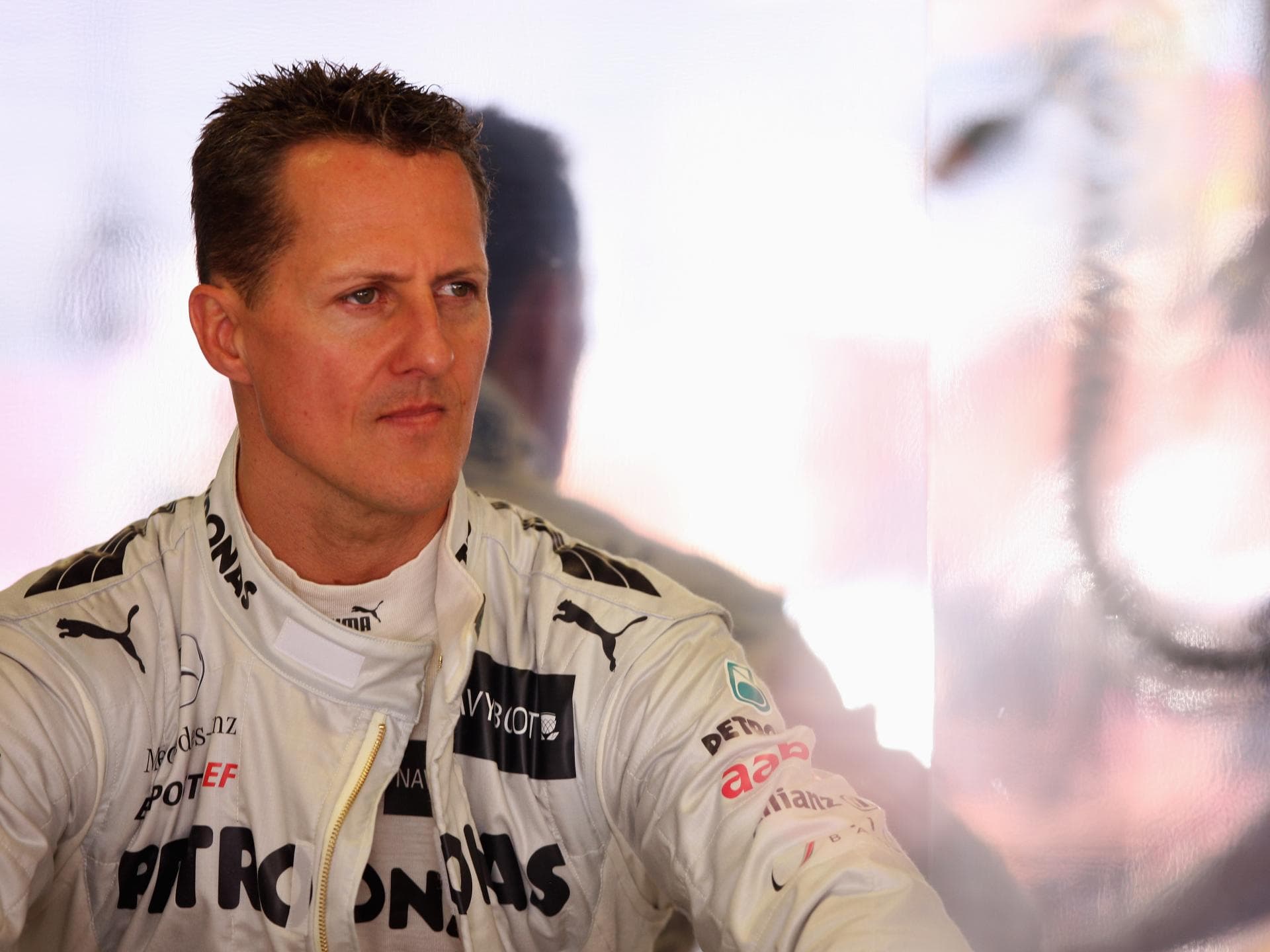 Michael Schumacher guckt zur Seite