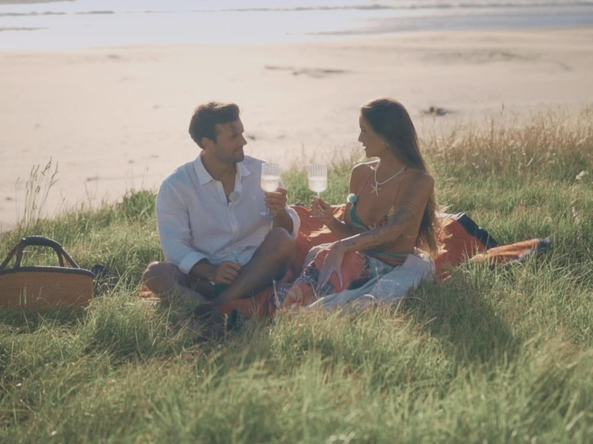 Bachelor Tim Reitz mit Miri am Strand