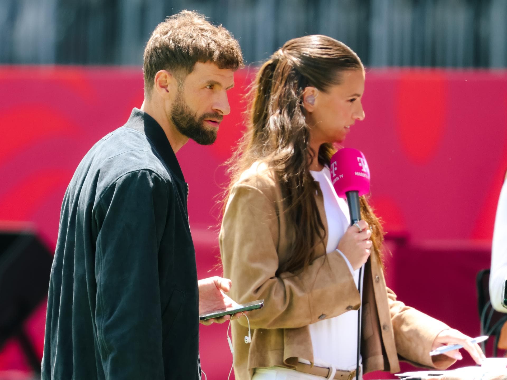 Thomas Müller und Laura Wontorra bei der WM 2026