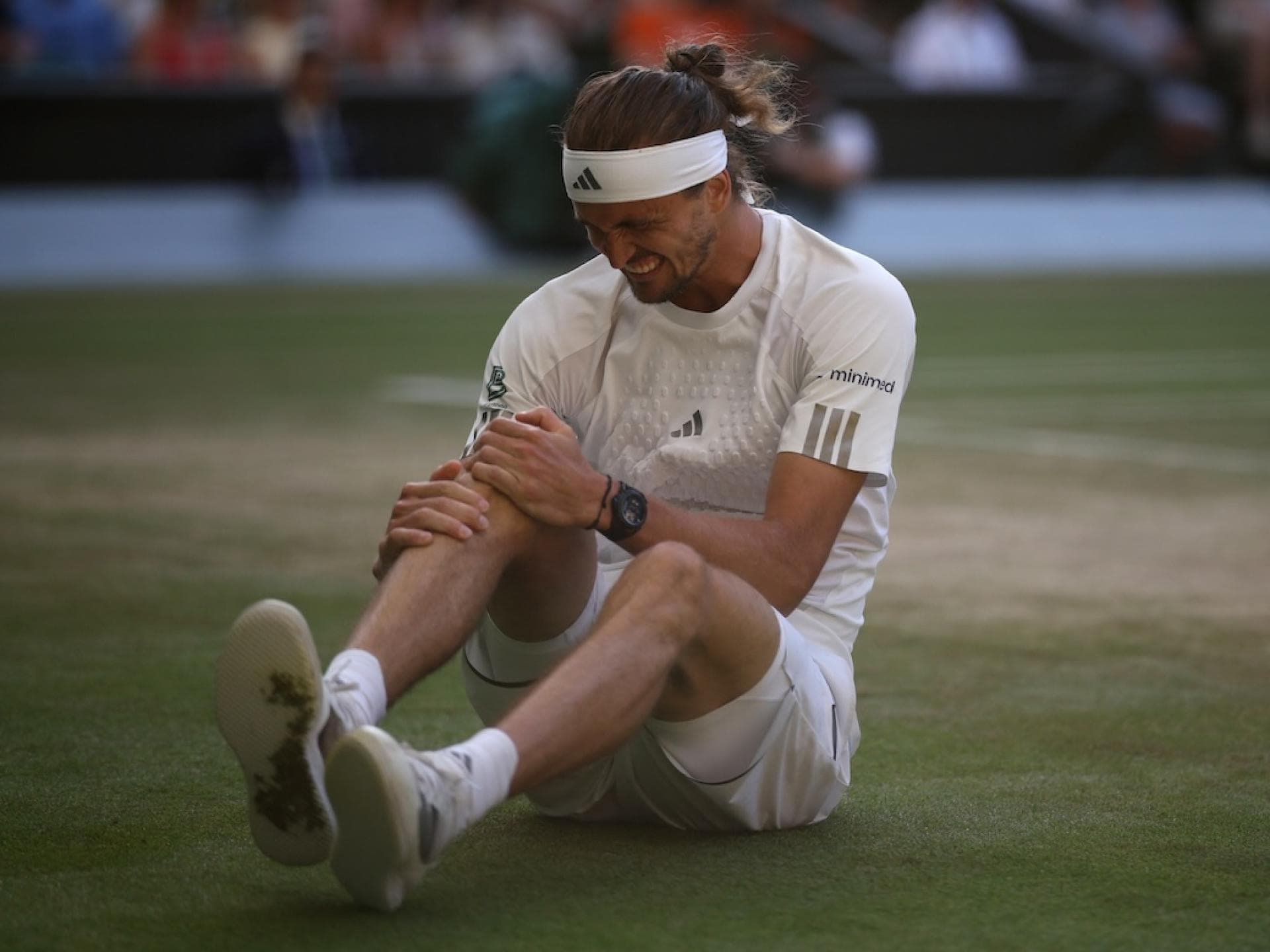 Alexander Zverev hält sein Knie