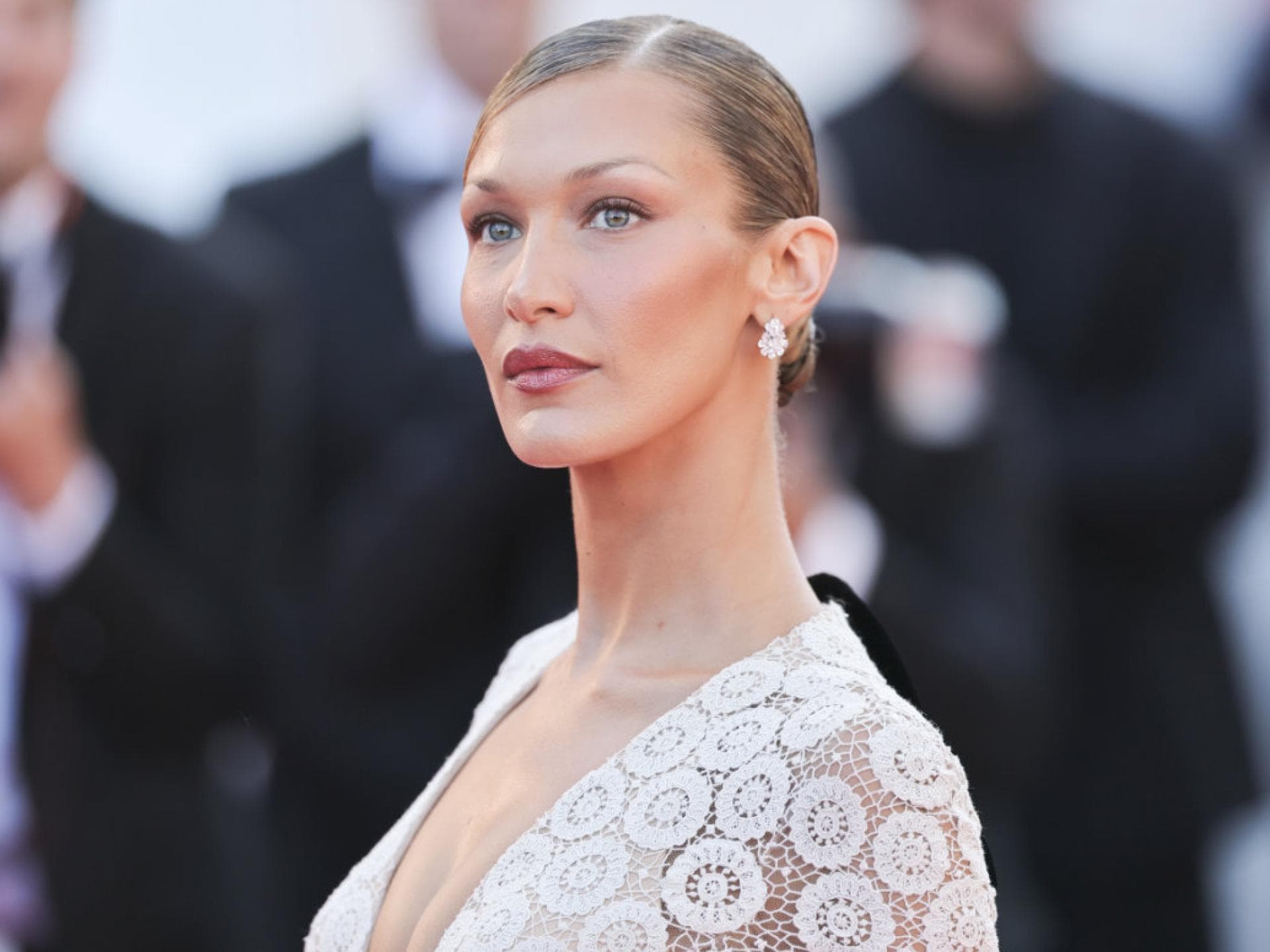 Bella Hadid ernst