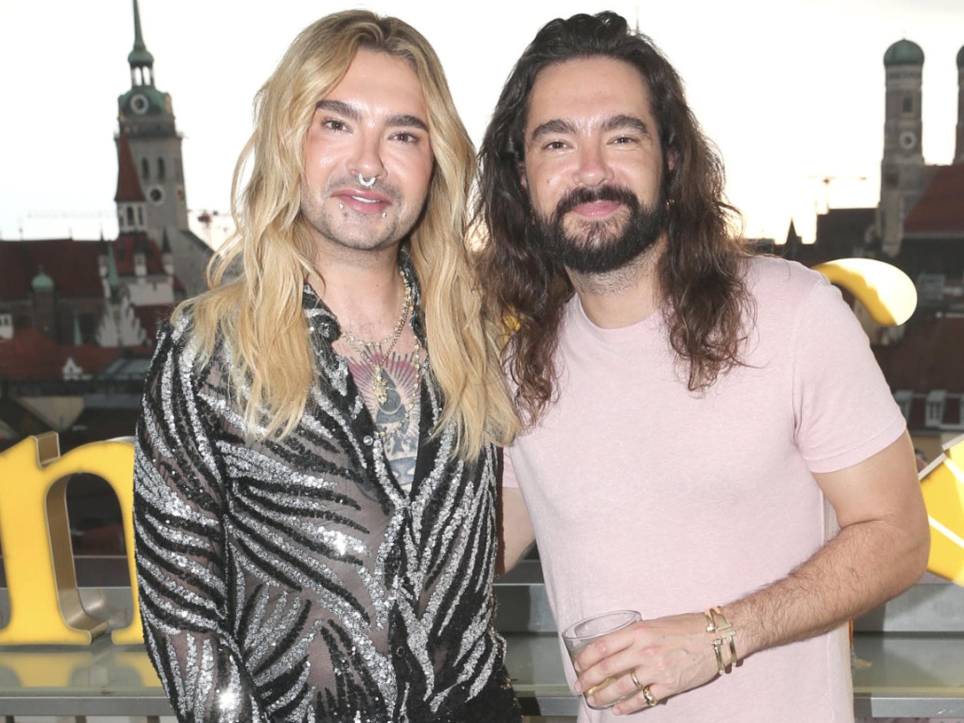 Tom und Bill Kaulitz auf Terrasse