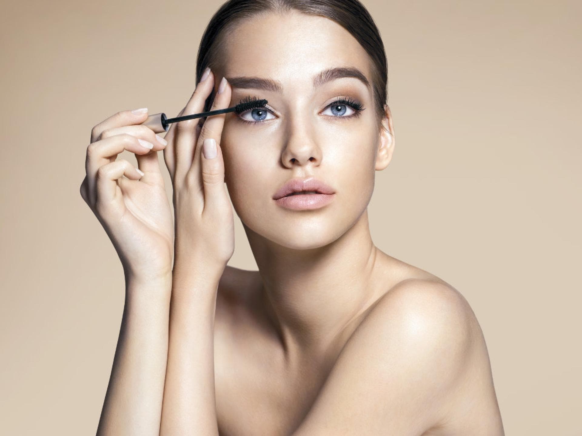 Frau trägt Mascara auf