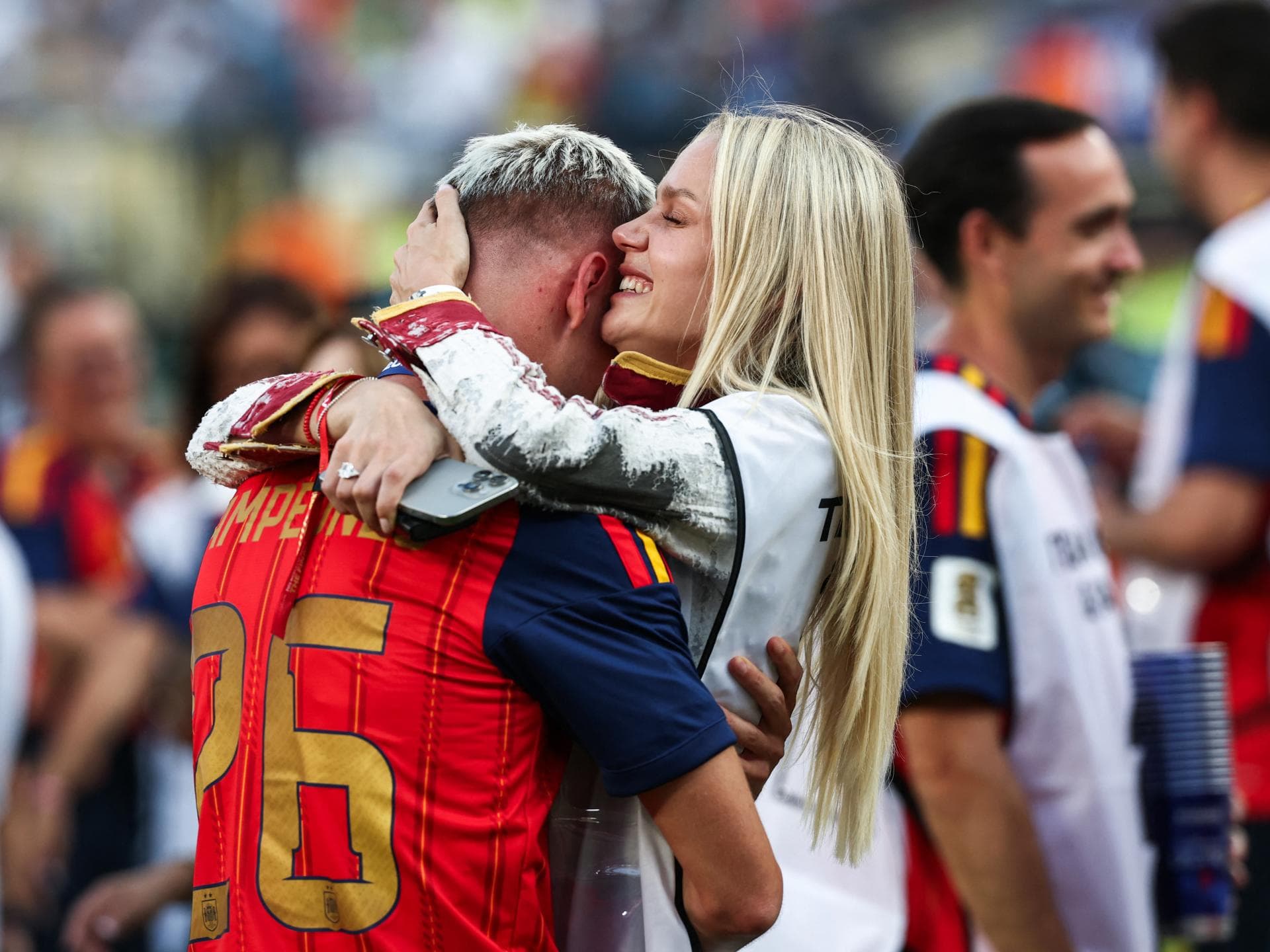 Laura Abla umarmt ihren Freund, Spaniens Fußballer Dani Olmo, nach dem WM-Finale