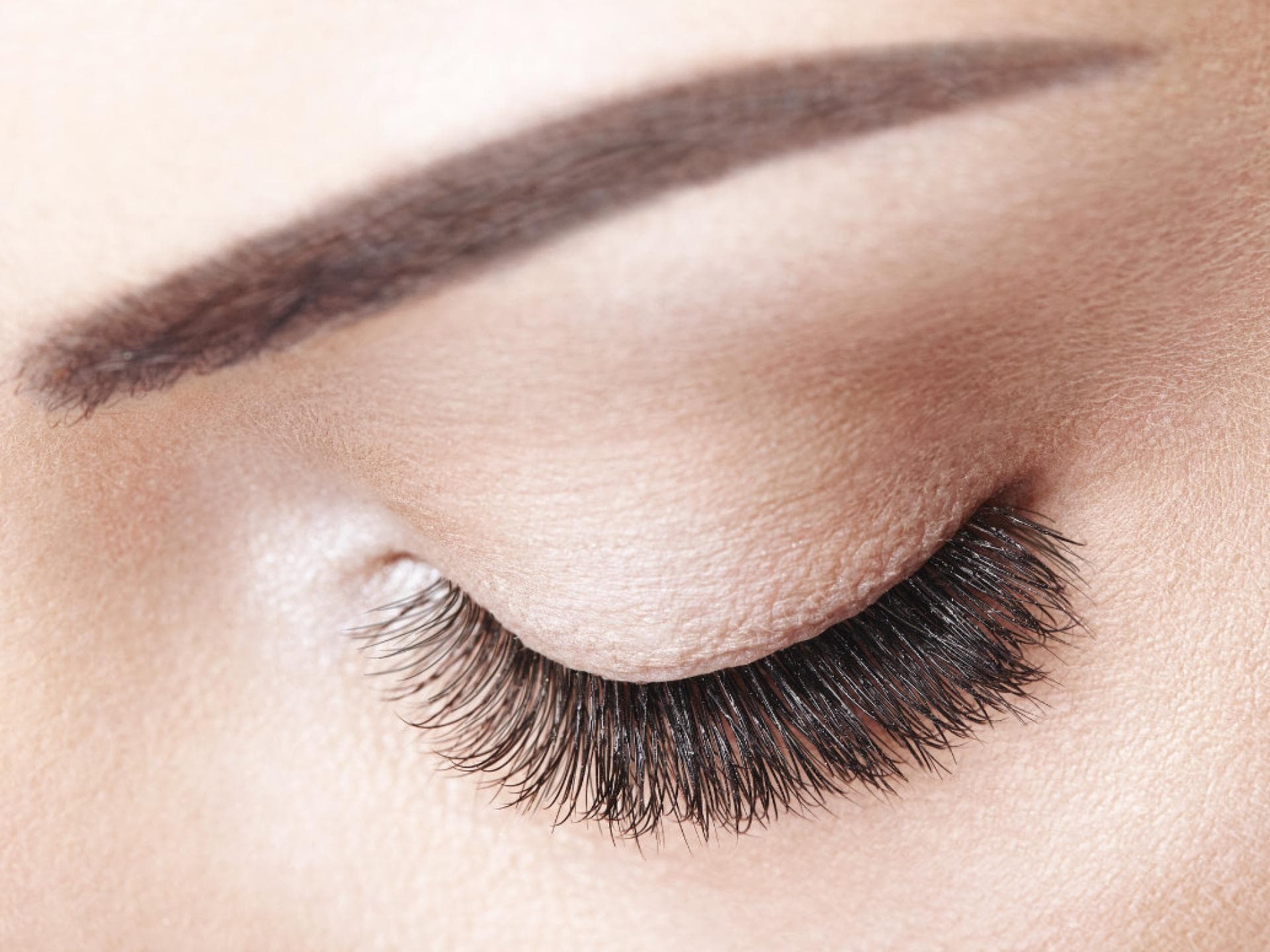 frau mit sehr dichten wimpern
