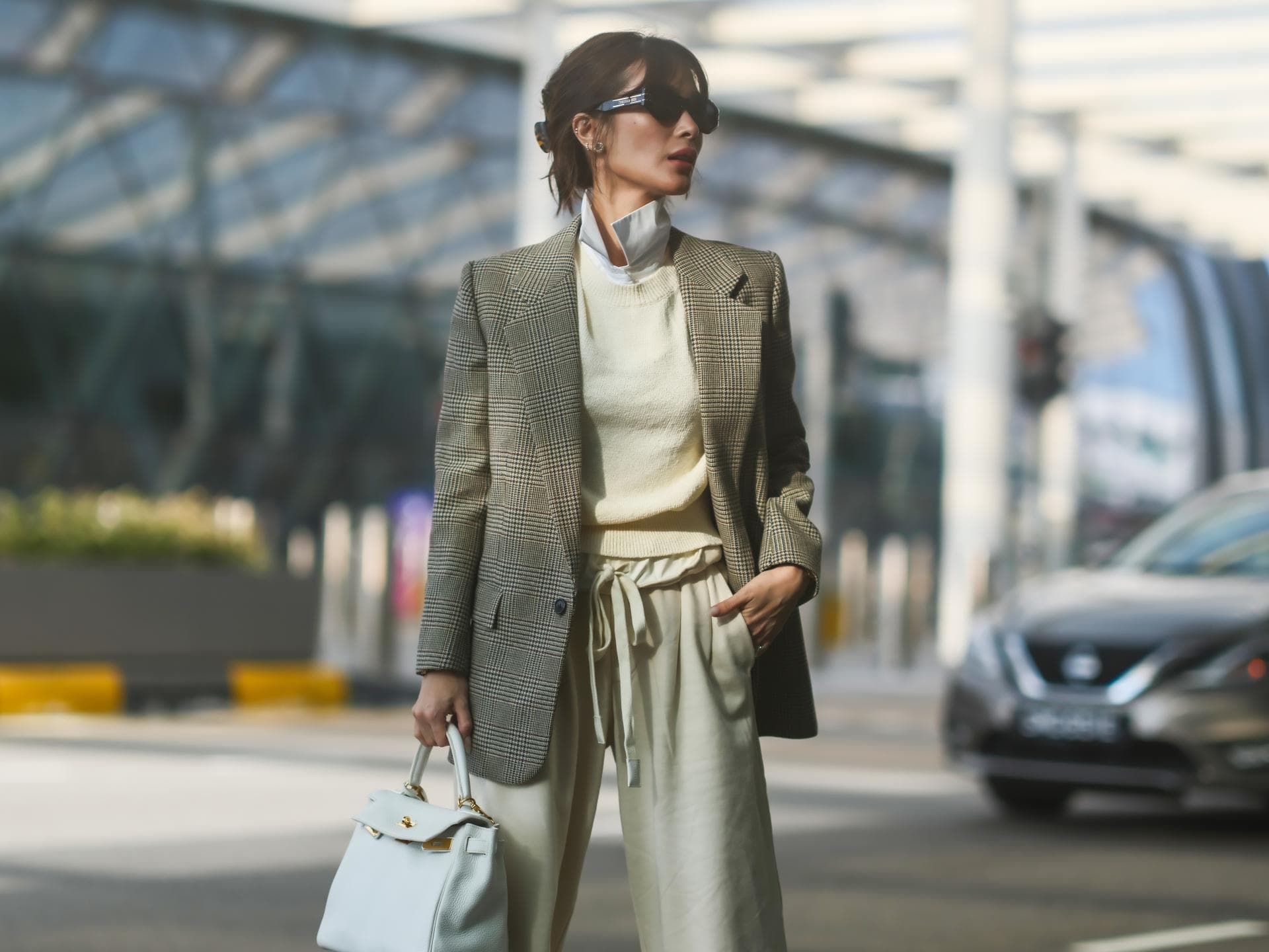Eine Frau steht am Flughafen
