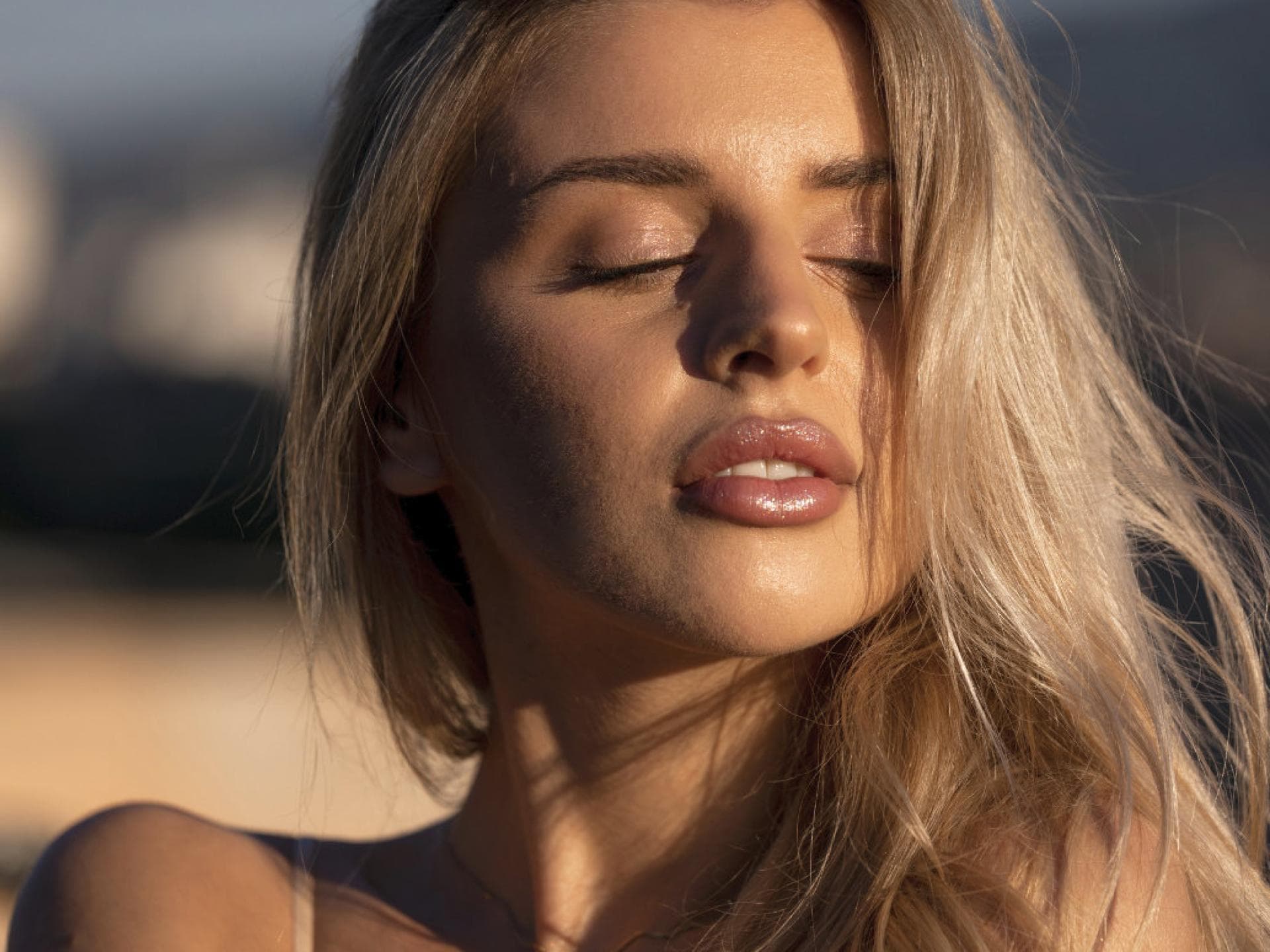Blondie mit strahlender Haut
