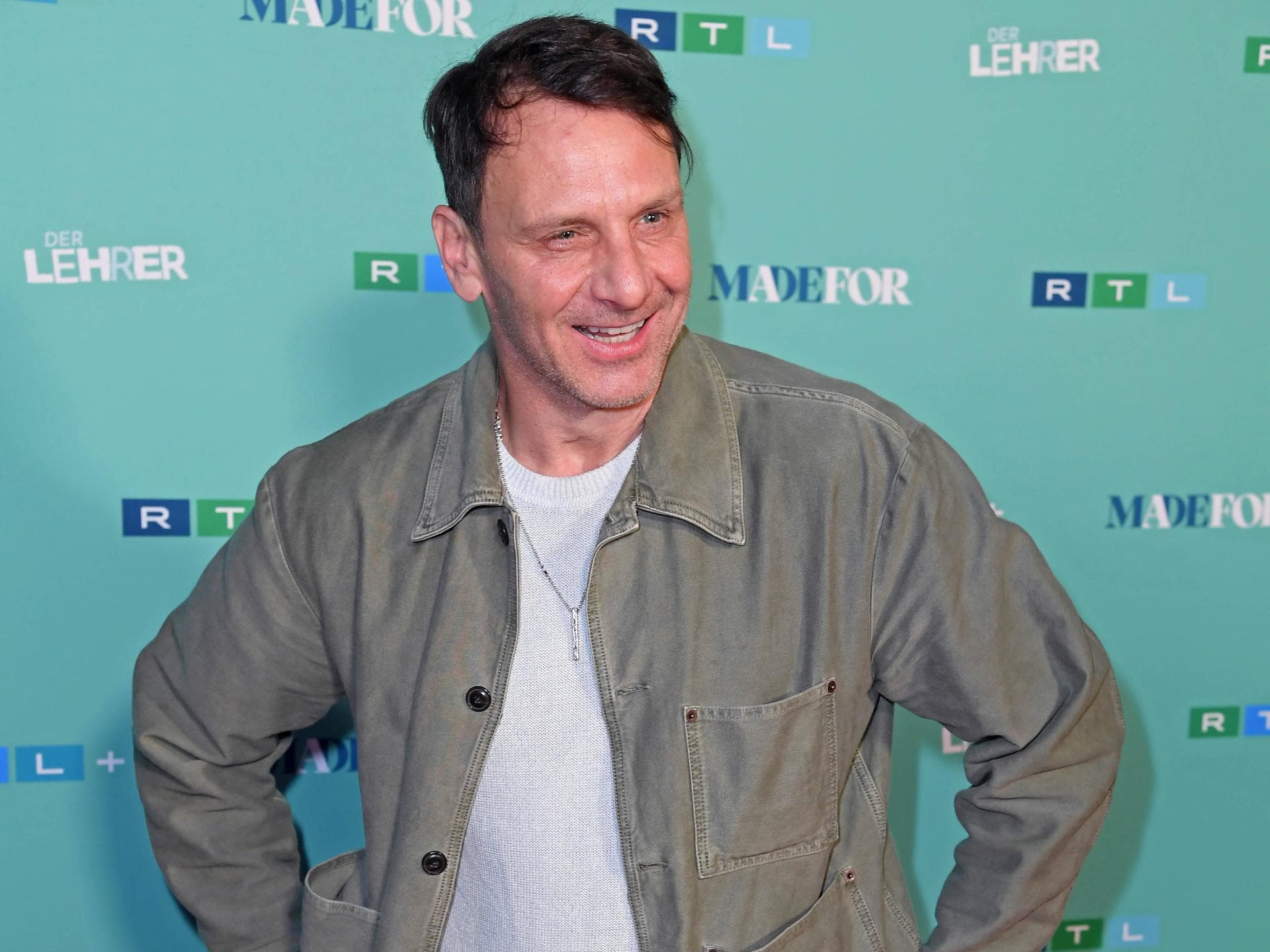 Hendrik Duryn lacht auf dem Red Carpet eines Events