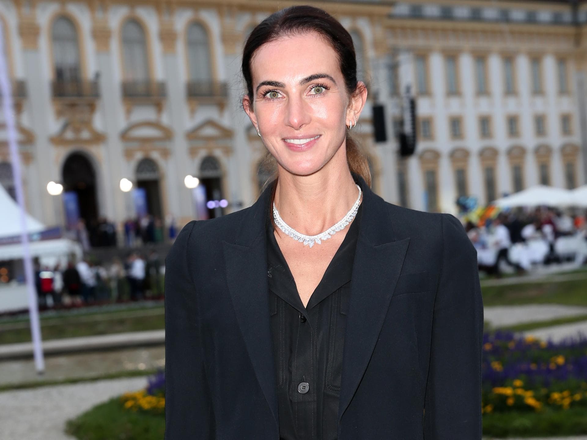 Lisa Müller in einem schwarzen Kleid