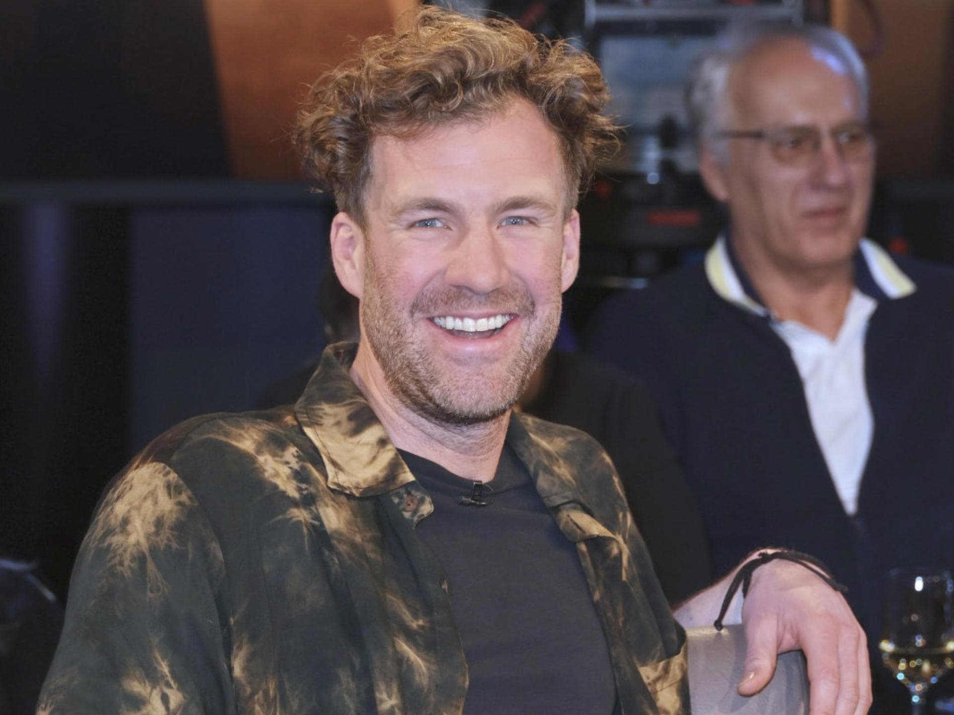 Luke Mockridge lächelt glücklich