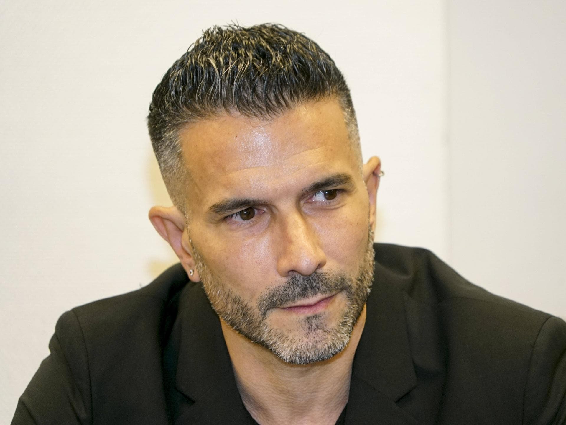 Marc Terenzi guckt ernst und traurig zur Seite