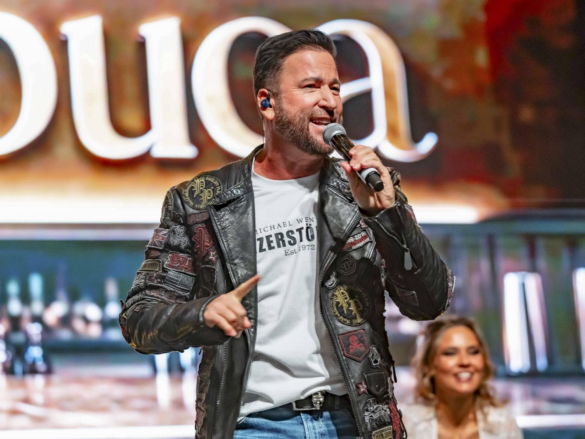 Michael Wendler singt auf der Bühne in ein Mikrofon