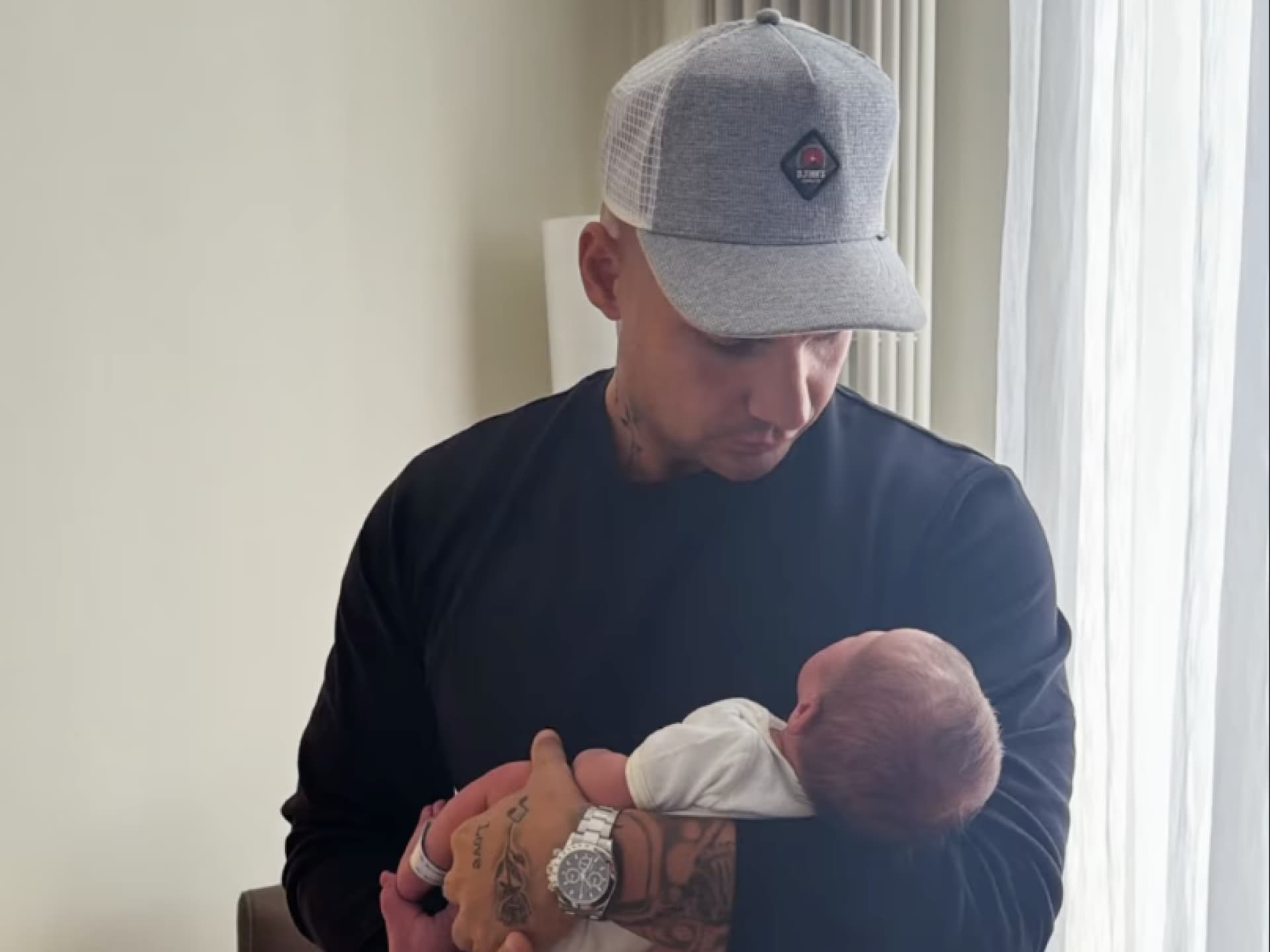 Pietro Lombardi mit Baby auf dem Arm