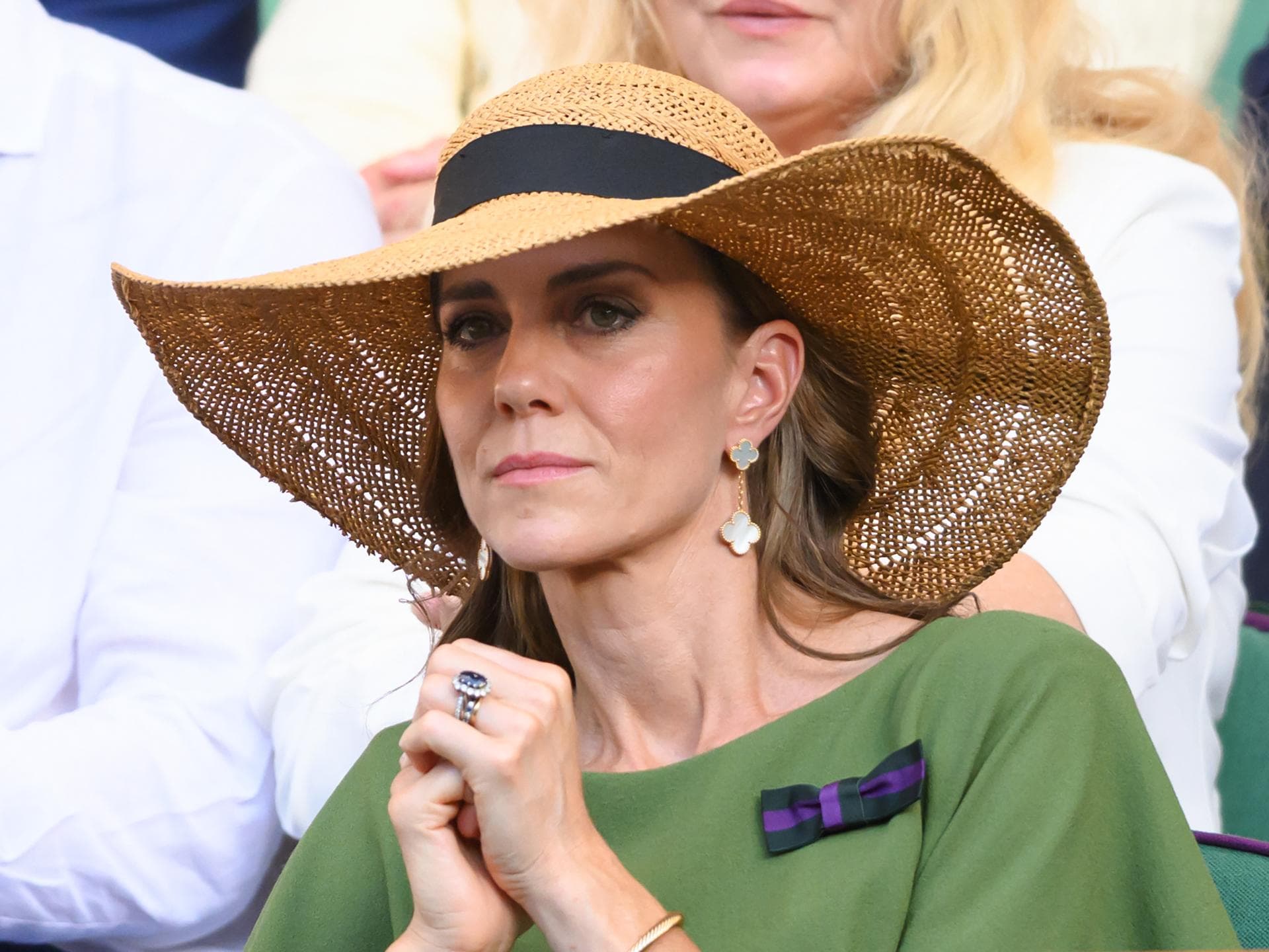Kate mit Strohhut